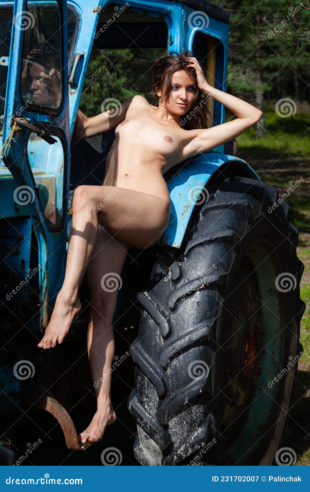 голые женщины на ферме