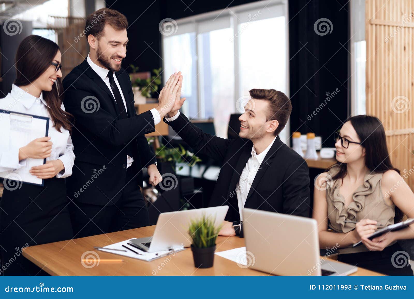 Лизинг работника это. Работники другим словом. Работник и работодатель. Лизинг персонала картинки. Коллеги дружат.
