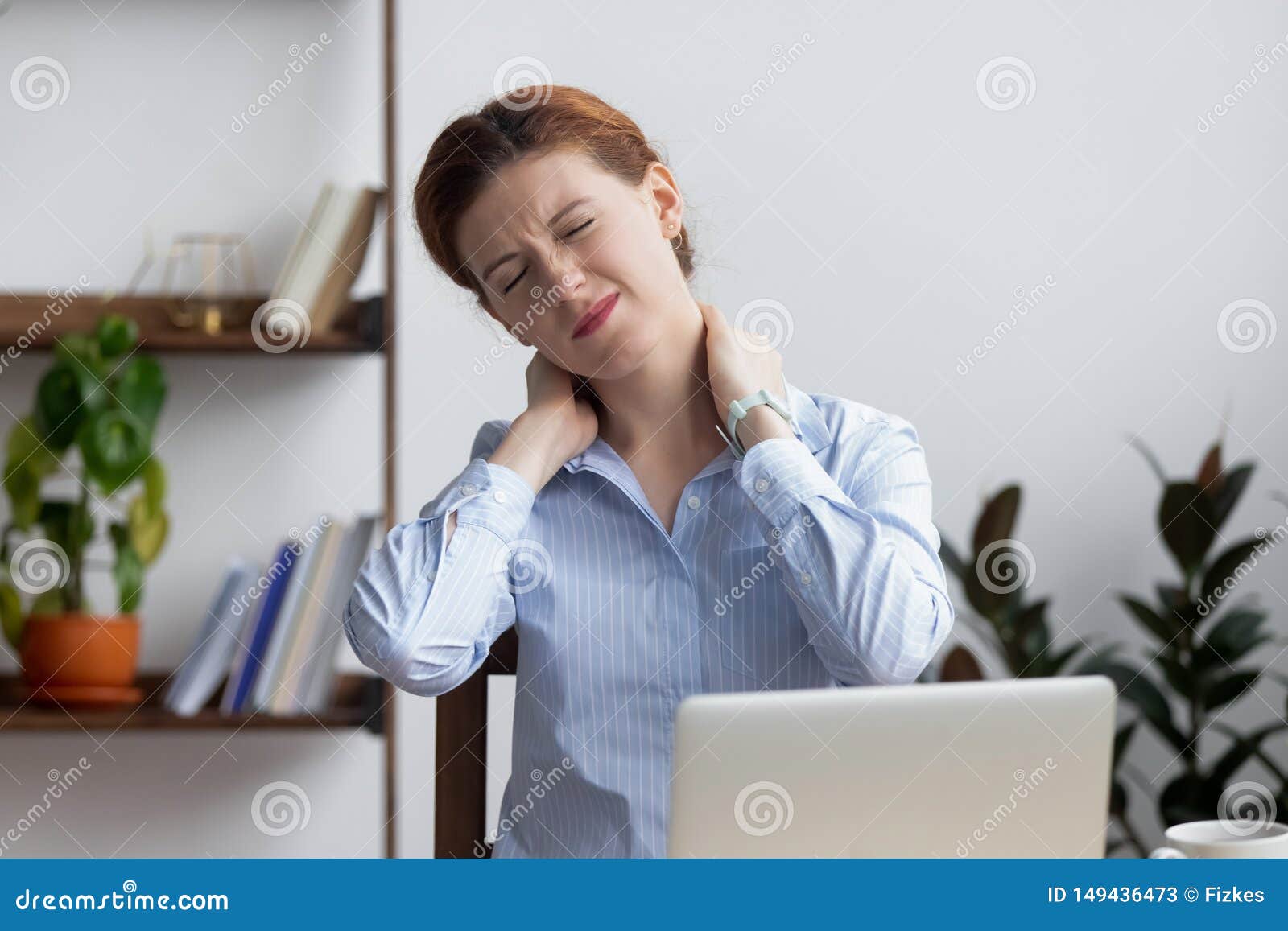 Уставшая шея. Постоянный стресс. Человек с уставшей шеей. Человек за компьютером с болями в шее. Болит шея офис.