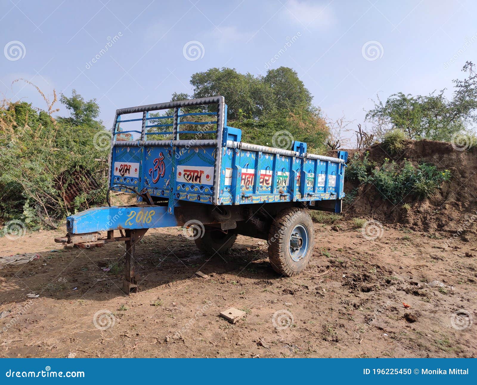 Голубой вагон трактора цвета размещенная на земле Редакционное Изображение  - изображение насчитывающей почва, установлено: 196225450