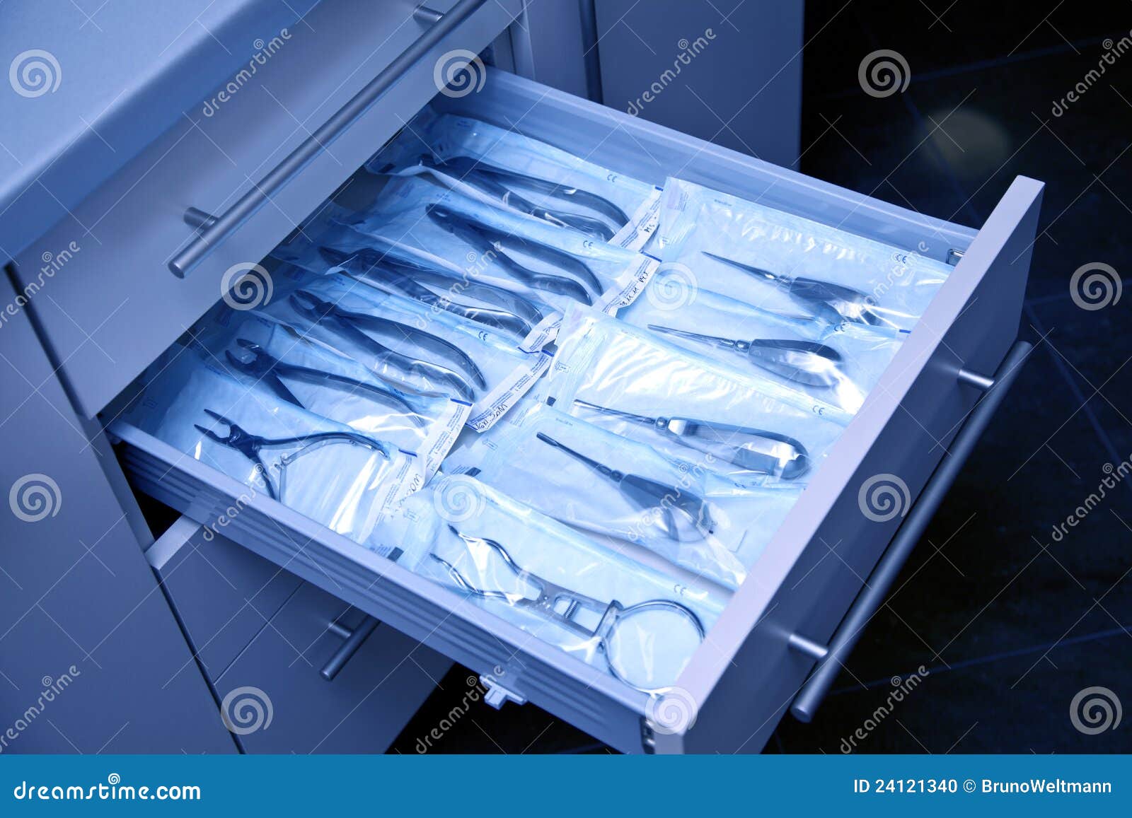 Как хранить стерильные. Шкаф для хранения стоматологических инструментов. Шкаф для хирургических инструментов. Хранение хирургических инструментов. Хирургический шкаф для хранения инструментов.