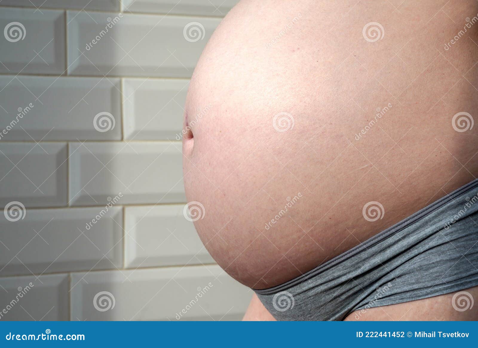 голые большой живот беременная девушка женщина. девятый месяц беременности. трусики бюстгальтер Стоковое Фото - изображение насчитывающей стельность, живот: 222441452