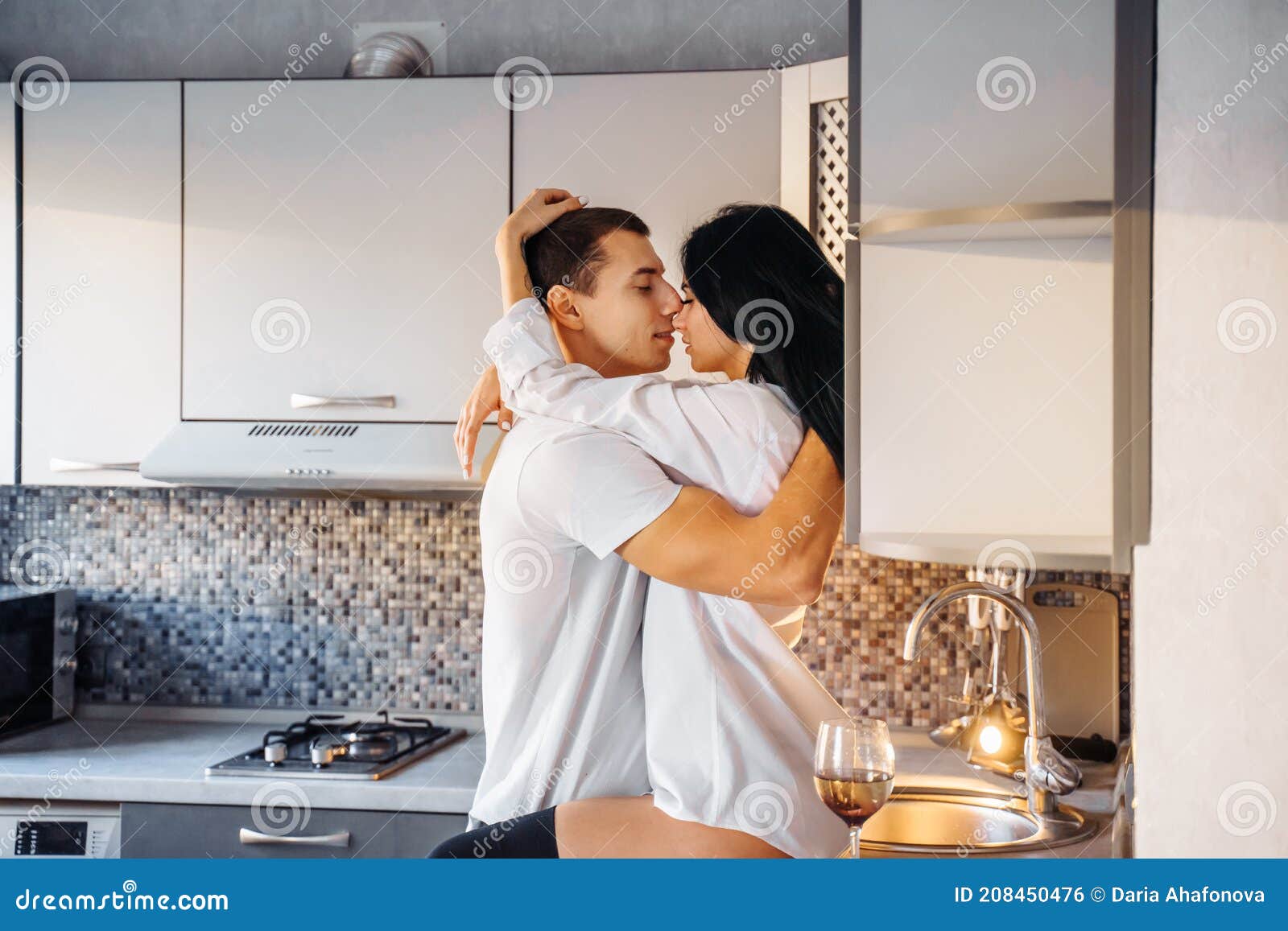 Голые страстные целует пары. Мужчина и женщина, уютный секс. Эротические моменты молодых любителей. Горячий ребенок нежно целует Стоковое Фото - изображение насчитывающей аффекты, гетеросексуально: 208450476