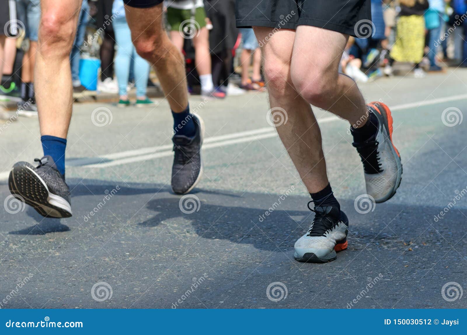 Пойти многи леты. Ноги бегунов марафонцев. Ноги бегуна марафонца. Нога бегуна кроссовки.