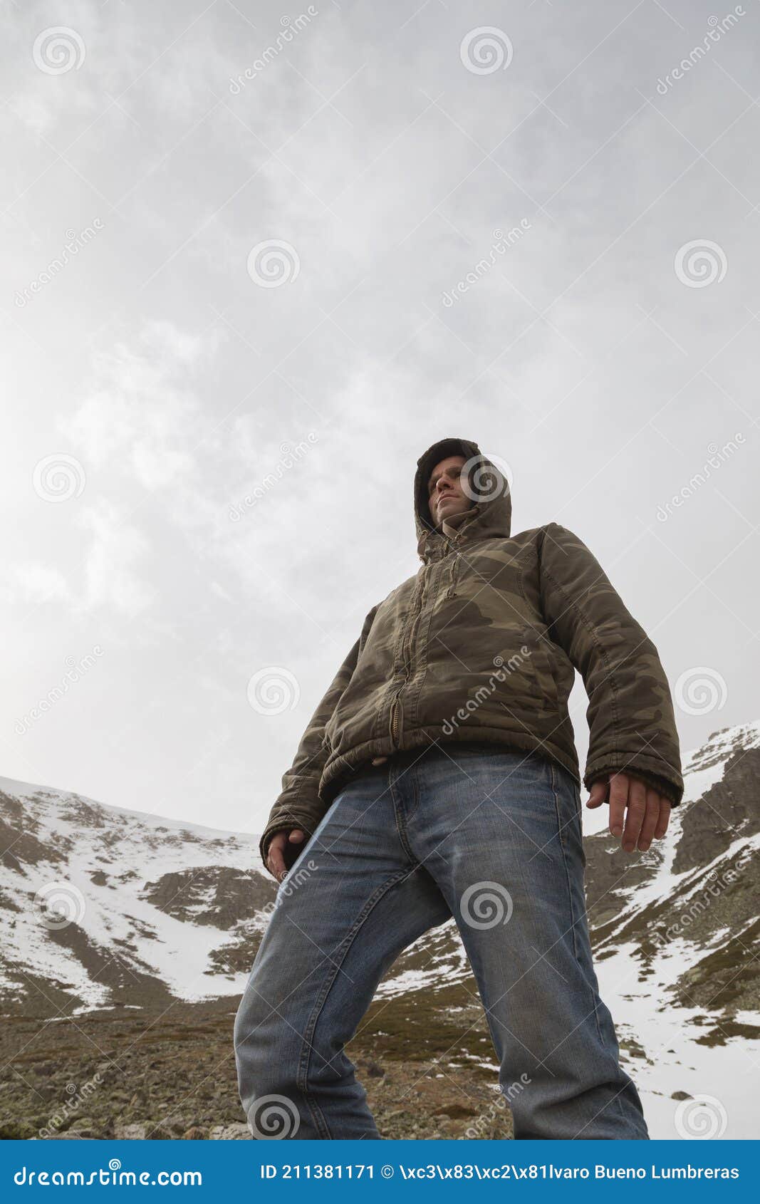 Гора Испания Moncayo маскировочной одежды человека с Стоковое Изображение - изображение насчитывающей холодно, облака: 211381171