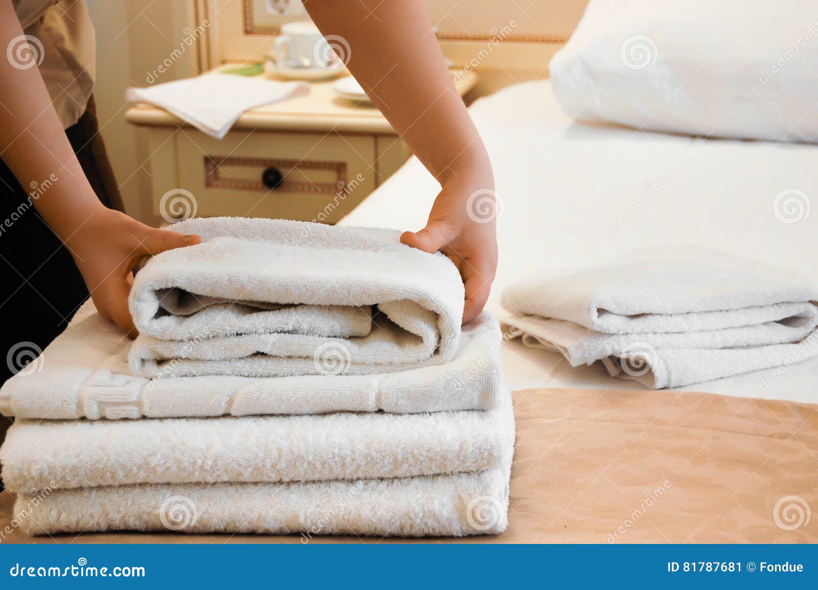 Полотенце отмыть. Расправленное полотенце на кровати. Полотенца на тележке горничной. Полотенца моющий фирменный. Полотенце на стуле.