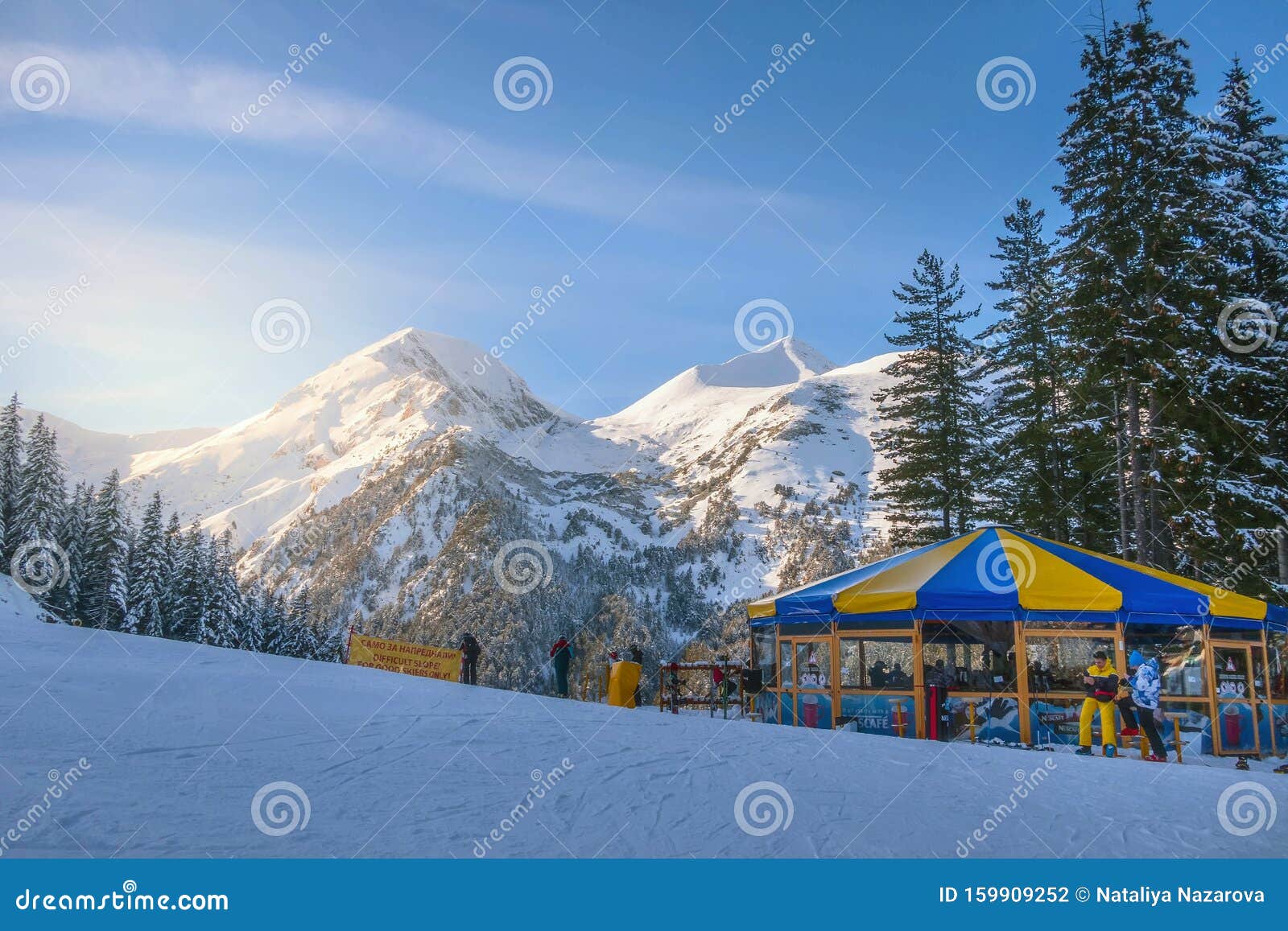 горнолыжный курорт банско, болгария и лыжники Редакционное Фотография - изображение насчитывающей закат, спорт: 159909252
