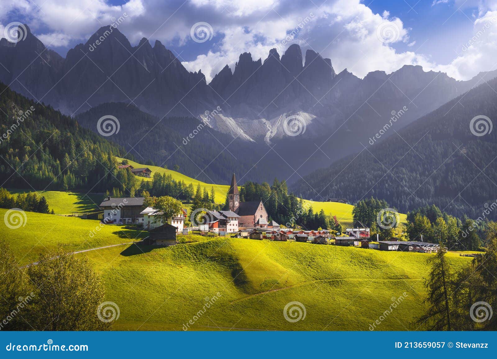 Горы и Odle санта Magdalena альп доломитовых альп в долине Италии фунес  Стоковое Изображение - изображение насчитывающей тироль, пуща: 213659057