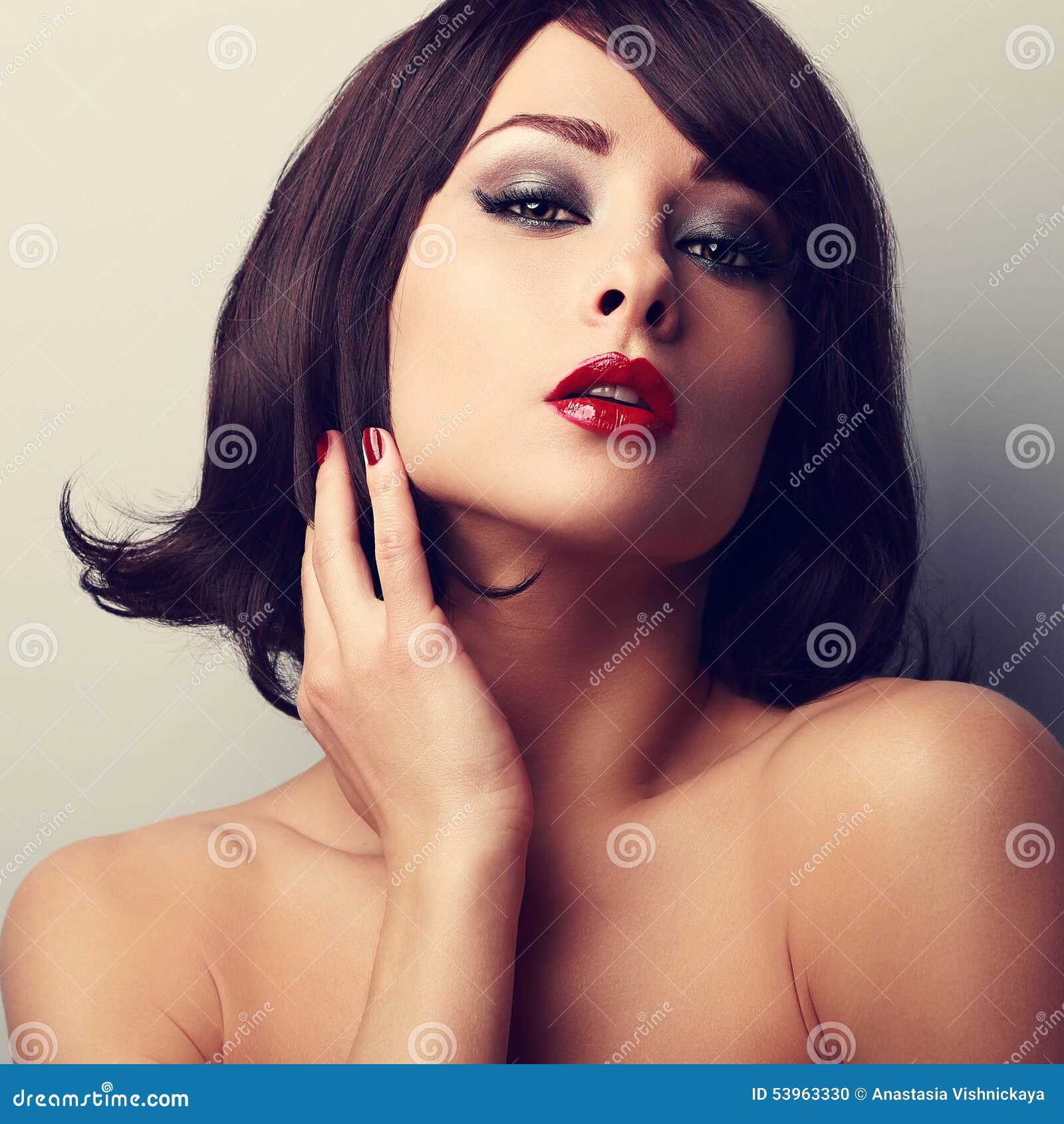 Goryachaya Seksualnaya Model Sostava S Korotkoj Chernoj Pricheskoj I Krasnym Lipsti Stokovoe Foto Izobrazhenie Naschityvayushej Hairstyle Devushka 53963330