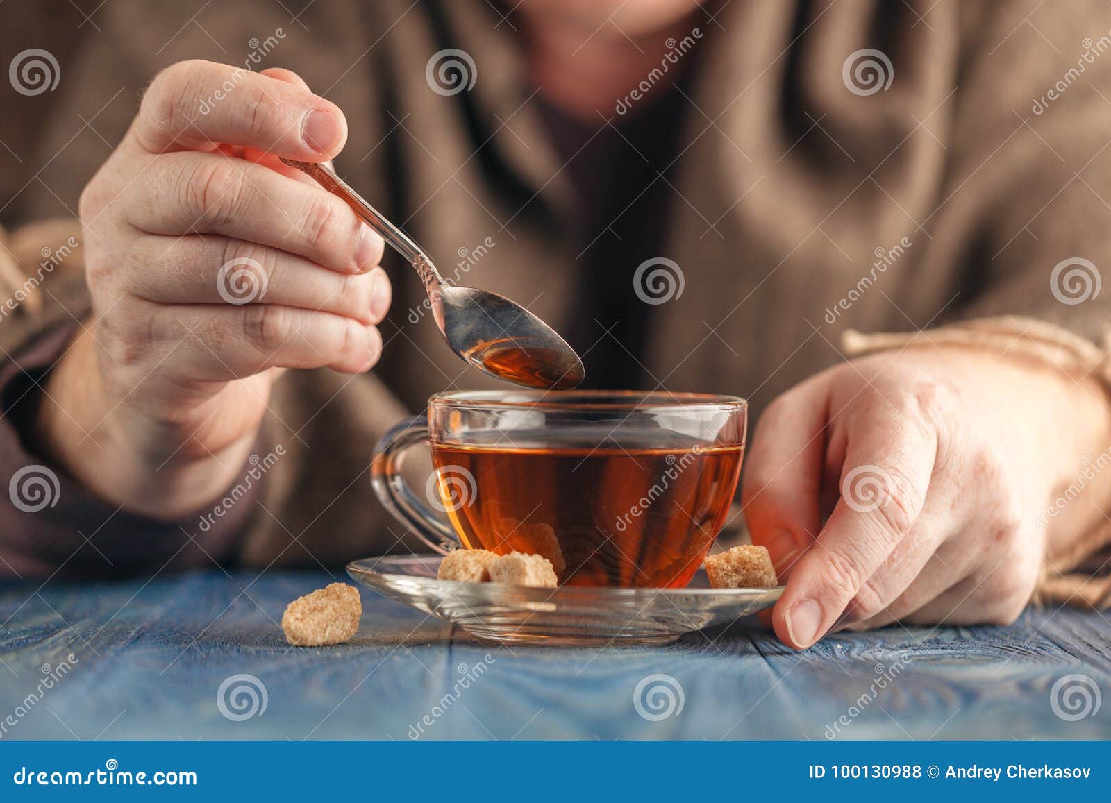 Пью чай с ложкой в кружке. Чайная ложка в руке. Ложка с чаем. Чай с ложкой. Размешивать чай ложкой.