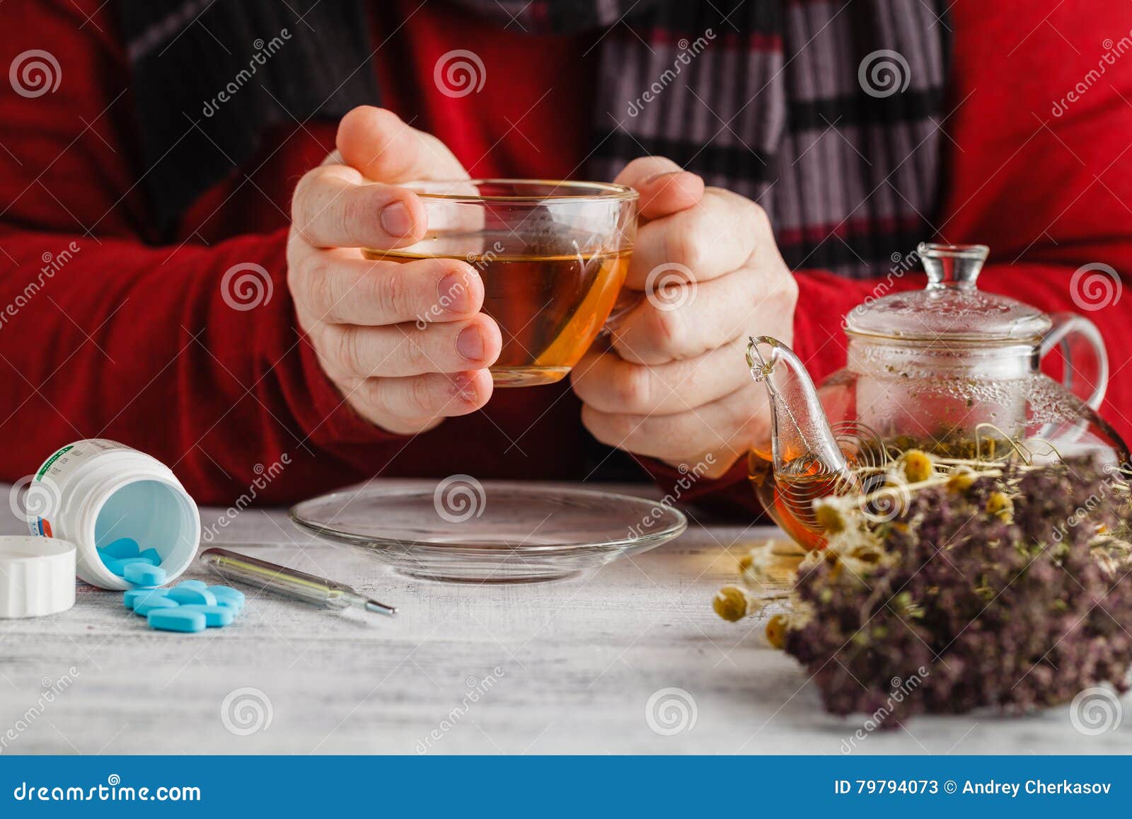 При температуре пьют горячий чай. Горячий чай в жару. Чай в таблетках. Мужчина пьет чай с травами. Пьет травяной чай.