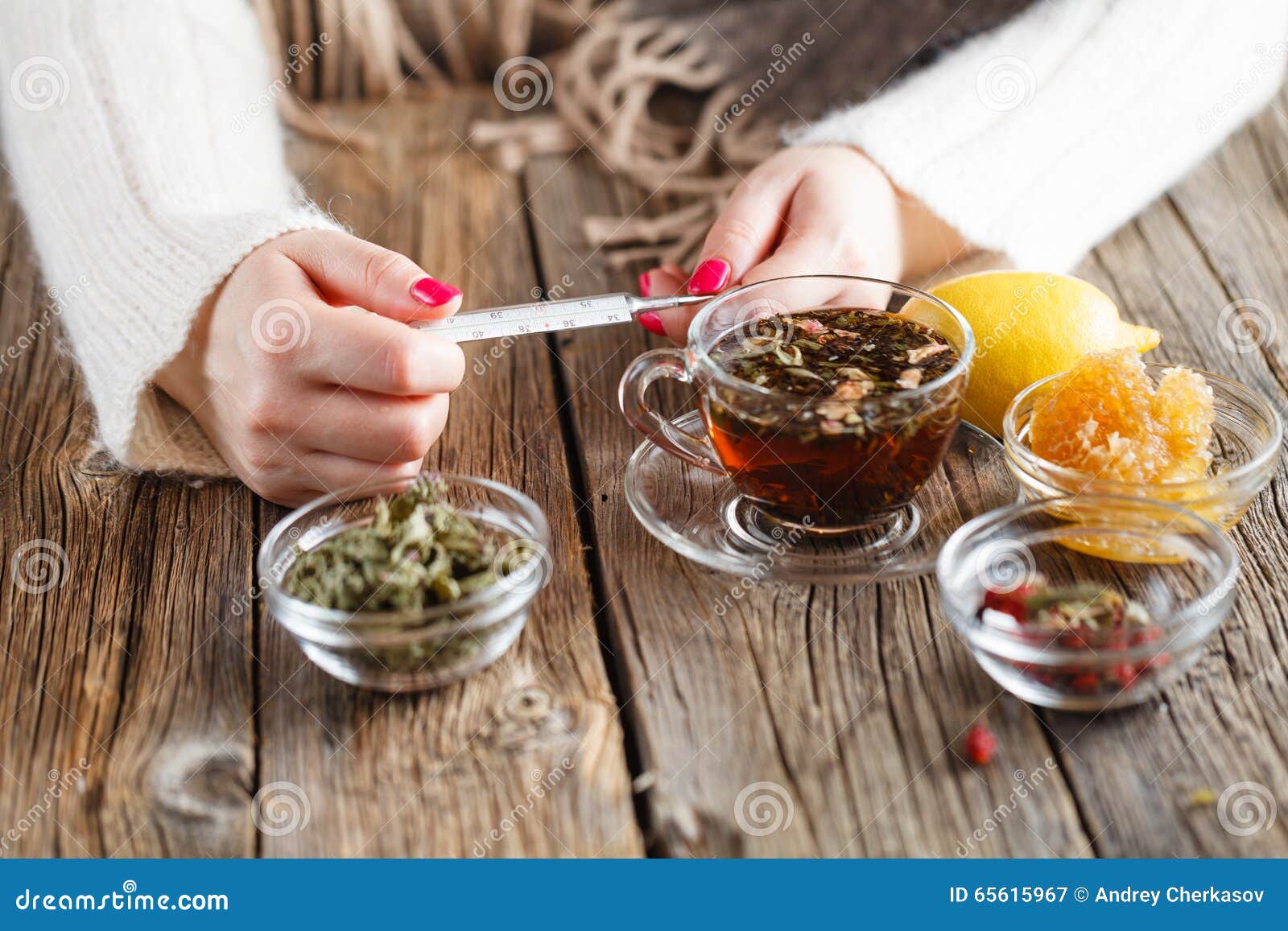 При температуре пьют горячий чай. Пьет травяной чай. Травяной чай для простуды. Горячее питьё от простуды. Девушка пьет травяной чай.