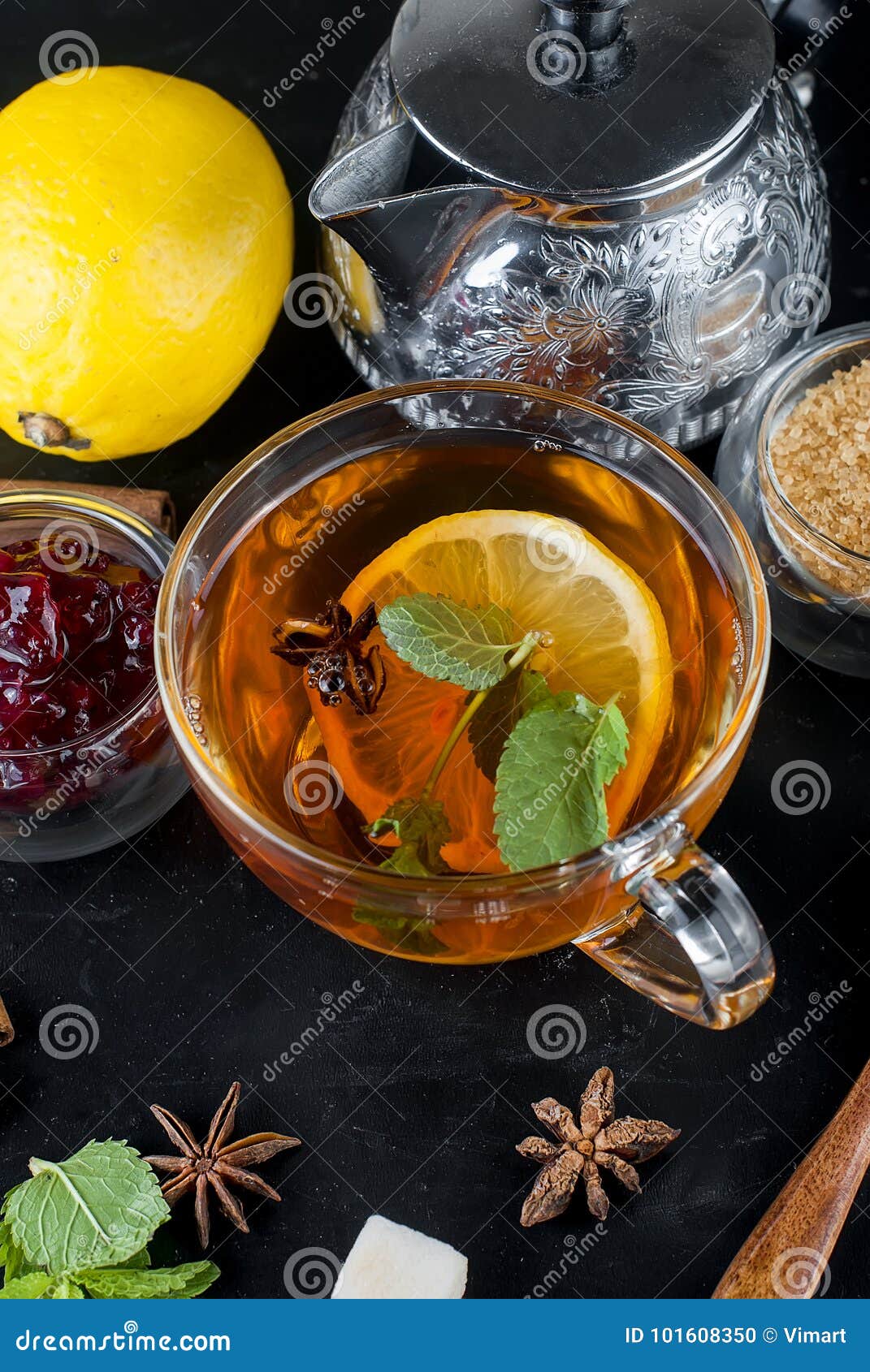 Чай с мятой и лимоном спектакль. Черный чай с лимоном и мятой.