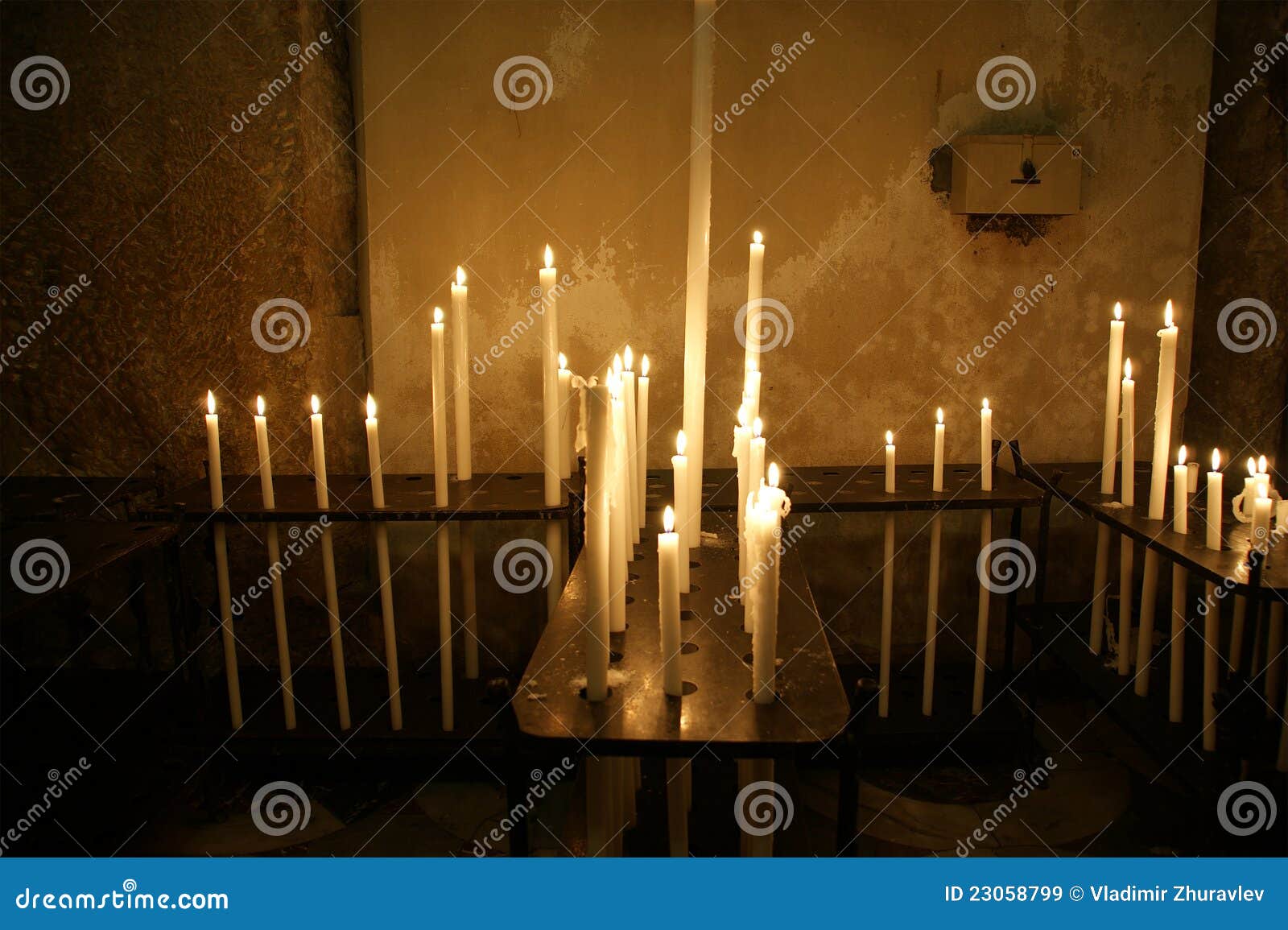 Свечи погасли в церкви. Свечи горят в церкви. Ящик для свечей в храме. Погасла свеча в церкви. Лоток для свечей в храм.