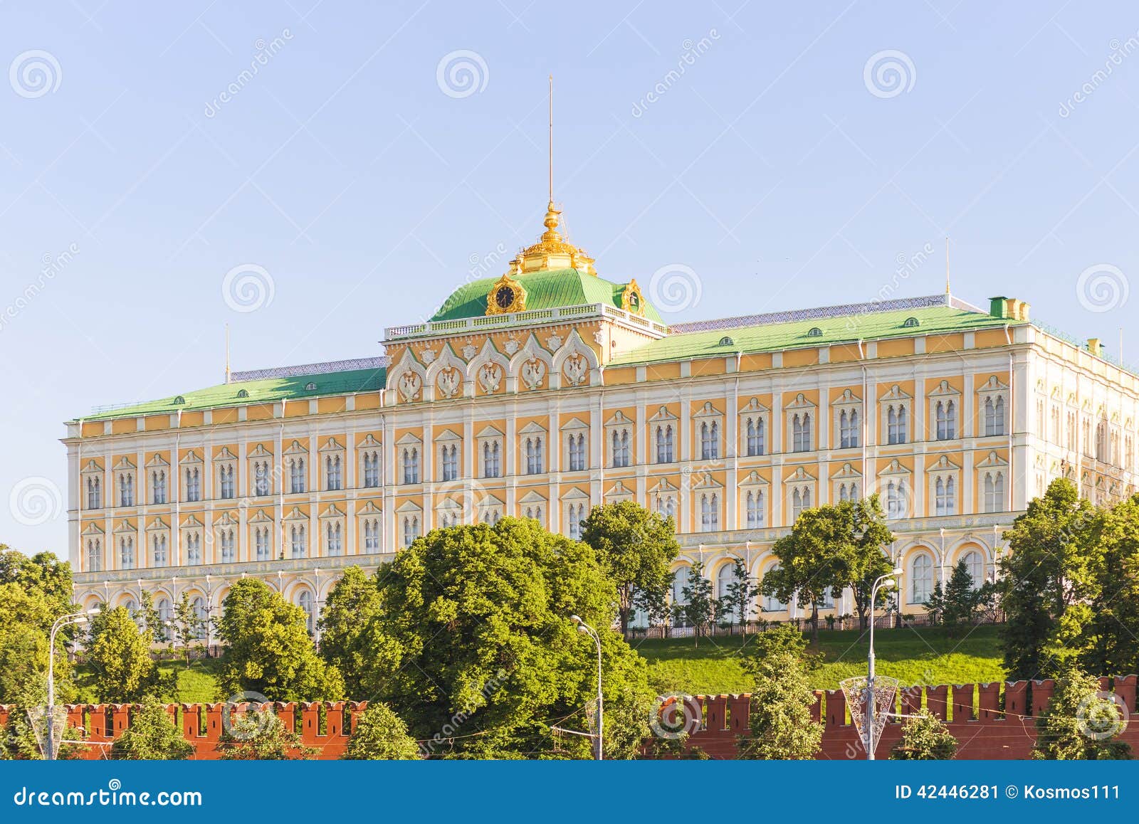 Как выглядит большой кремлевский дворец. Большой Кремлёвский дворец в Москве. Кремль большой Кремлевский дворец. Большой Кремлёвский дворец в Москве резиденция президента. Кремль большой Кремлевский дворец здание.
