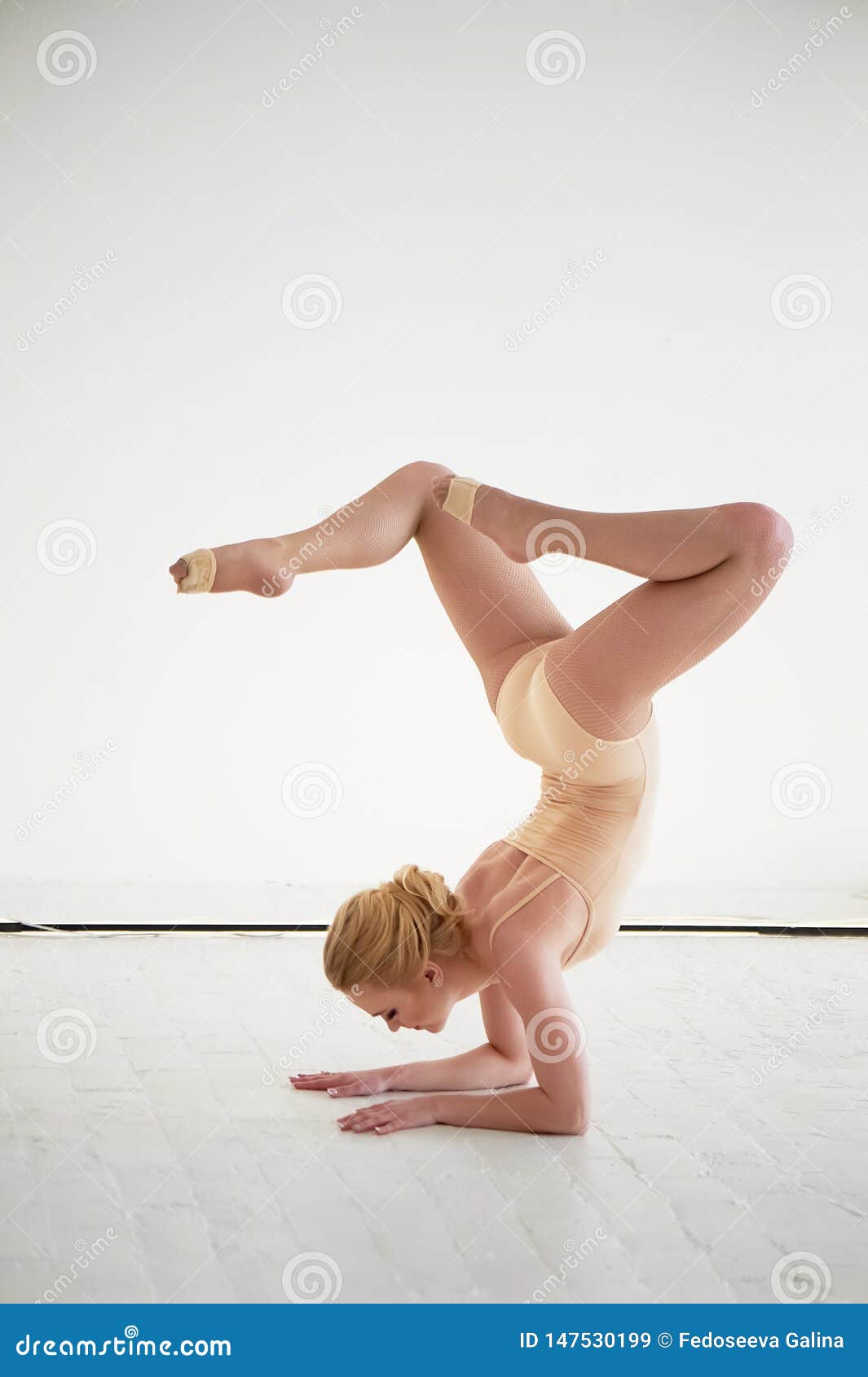 Грациозный гимнаст в колготках тела на белой предпосылке делает сложные  формы Спорт, гимнастика, протягивая Стоковое Изображение - изображение  насчитывающей гимнаст, люди: 147530199