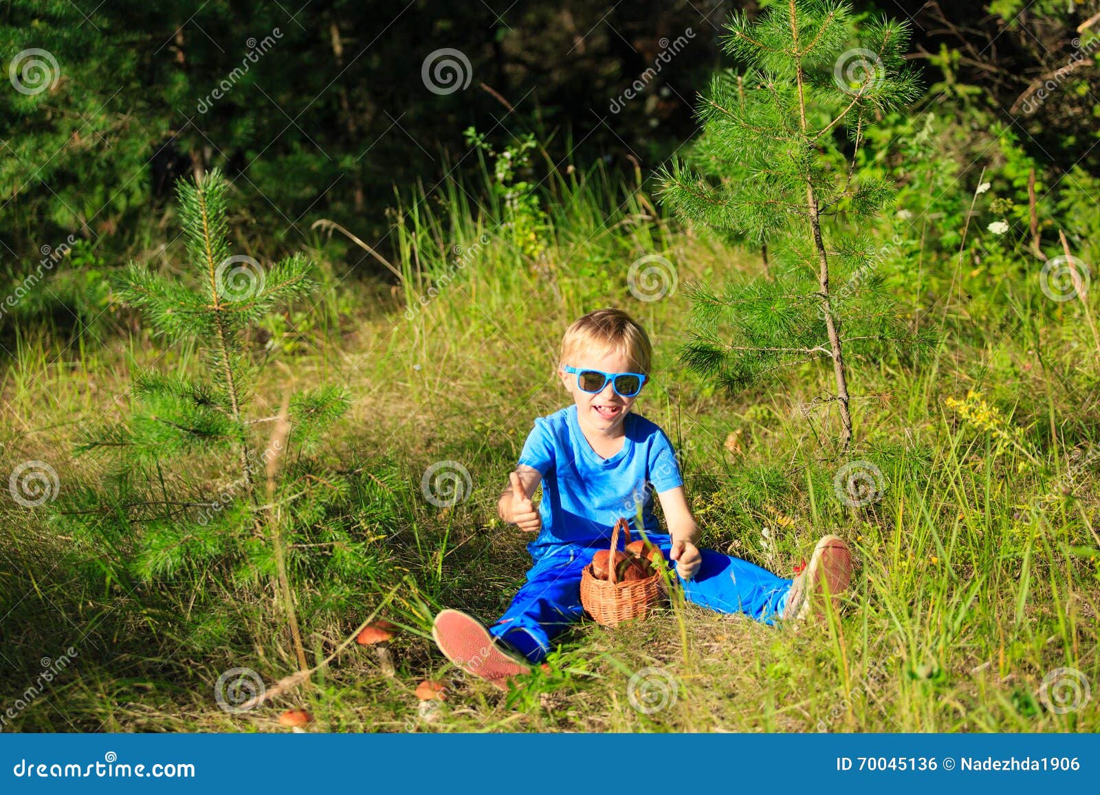 Оставила детей в лесу. Дети в лесу собирают. Грибок Лесной детский. Осмотр одежды в лесу детей. Рисунок мальчики в лесу собирают грибы.