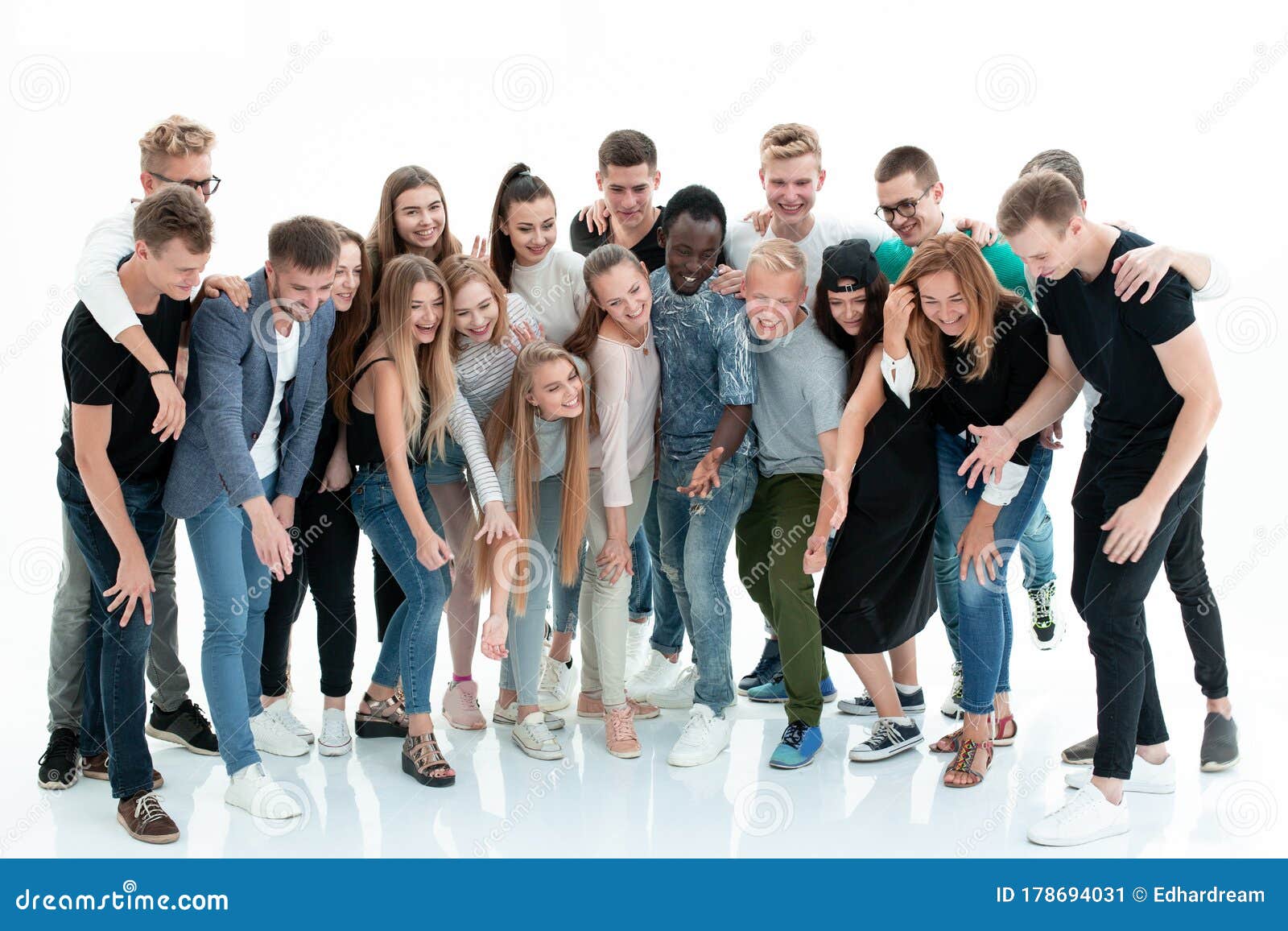 Группа веселые молодые люди с смотреть копию пространства Стоковое Изображение - изображение насчитывающей персона, профессионал: 178694031