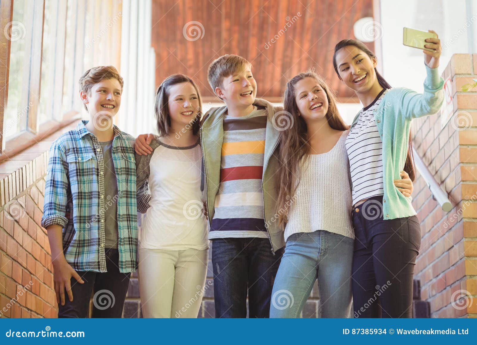 кружки курсы для подростков 15 лет. счастливый ученик. счастливые подростки в школе. Her friends are at school. Welcome to kindergarten board.