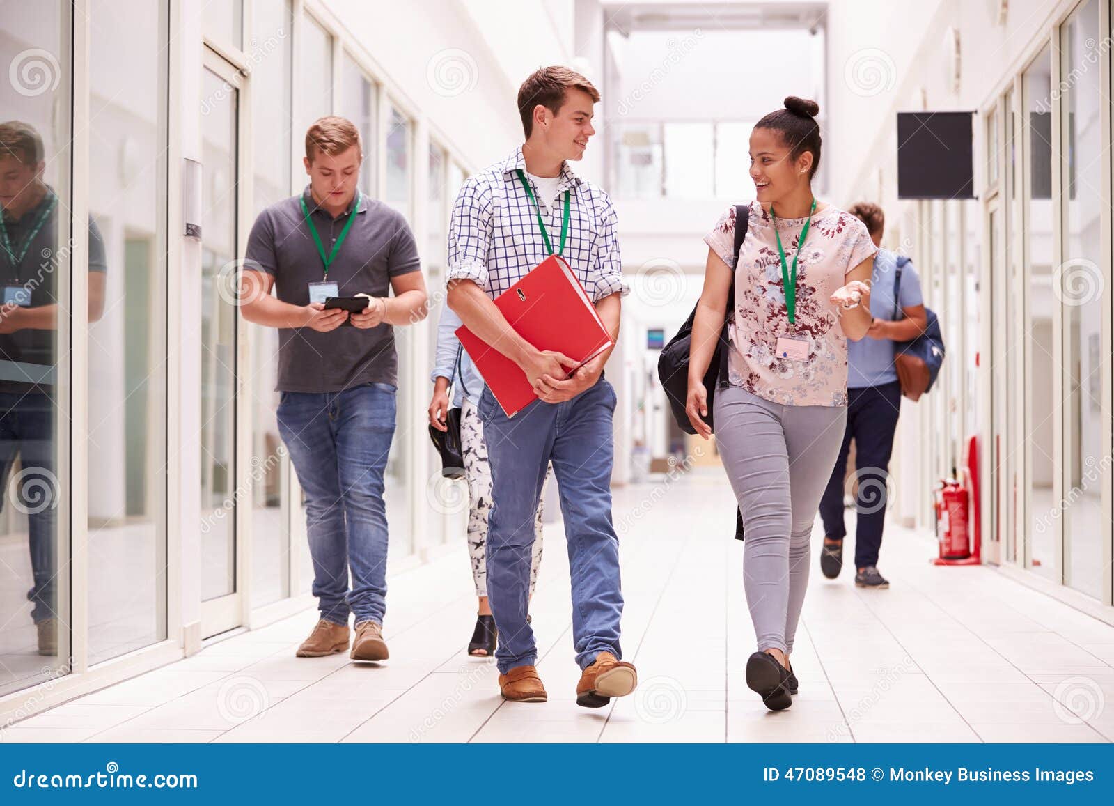 Можно ли поступить в институт после 9 класса. Люди идут в университет. Страшно идти в колледж. Студенты медики. Приколы про студентов медиков.