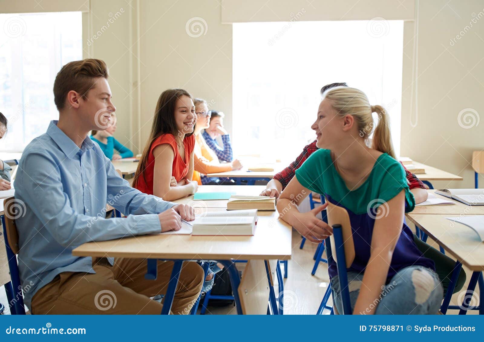 Talk about school life. Студенты на перерыве фотографии. Разговор со студентами Подоляко. Рубрика студенты говорят. Общаться со студентками Радица.