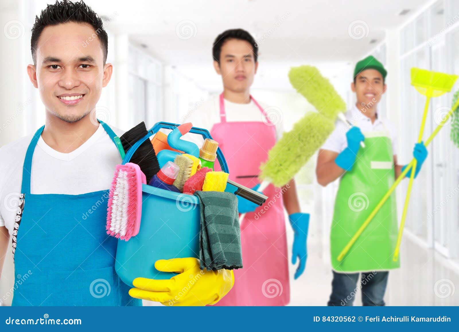 Уборка готов. Working in housework. Готов к уборке. Готовимся к уборке надпись. A young guy is ready to serve a housewife from Washington.