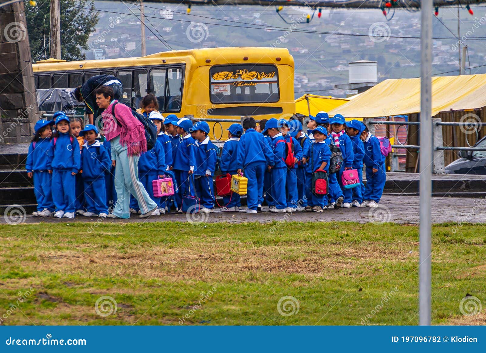 Группа дети школьного возраста в голубой одежде В кито, в эквадоре  Редакционное Фотография - изображение насчитывающей южно, учитель: 197096782
