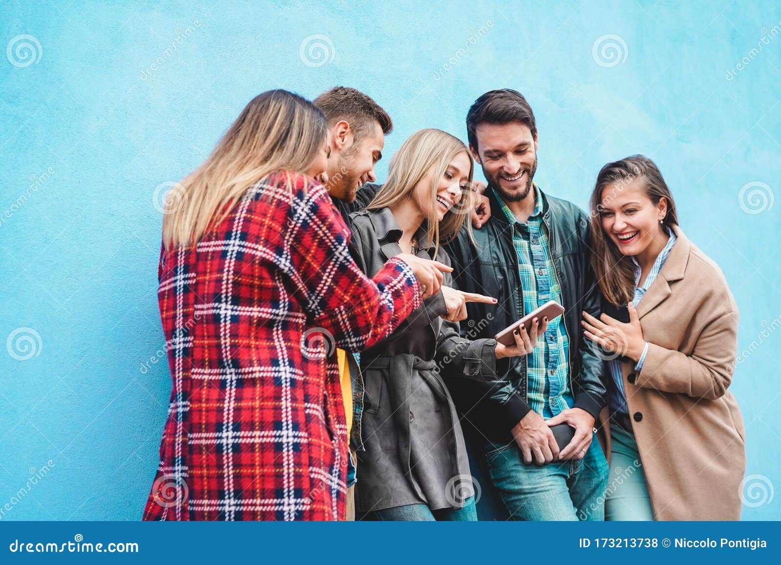 Группа друзей смотреть видео на зависимости подростков смартфона к тысячелетнему техника молодежи тенденций новой технологии социа Стоковое Фото - изображение насчитывающей клетчато, момент: 173213738