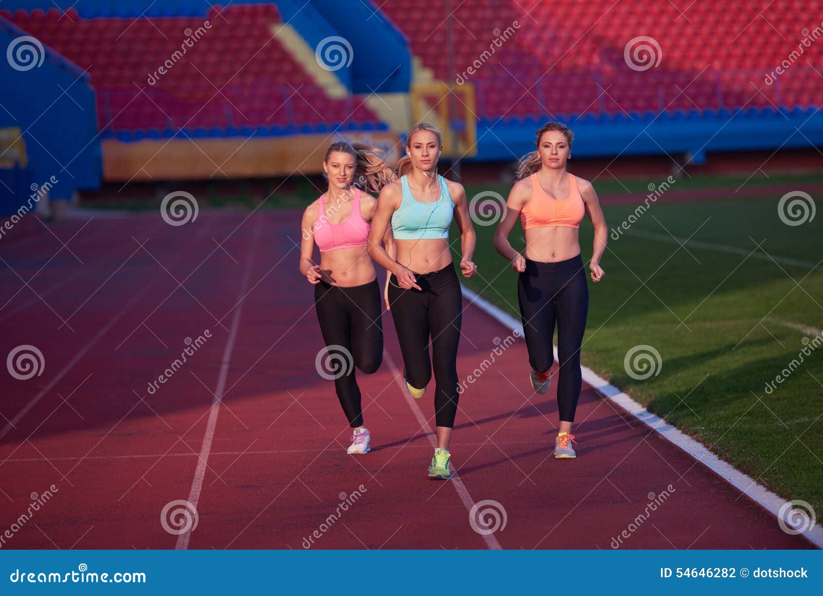 Группа спортсменов бежит по дорожке
