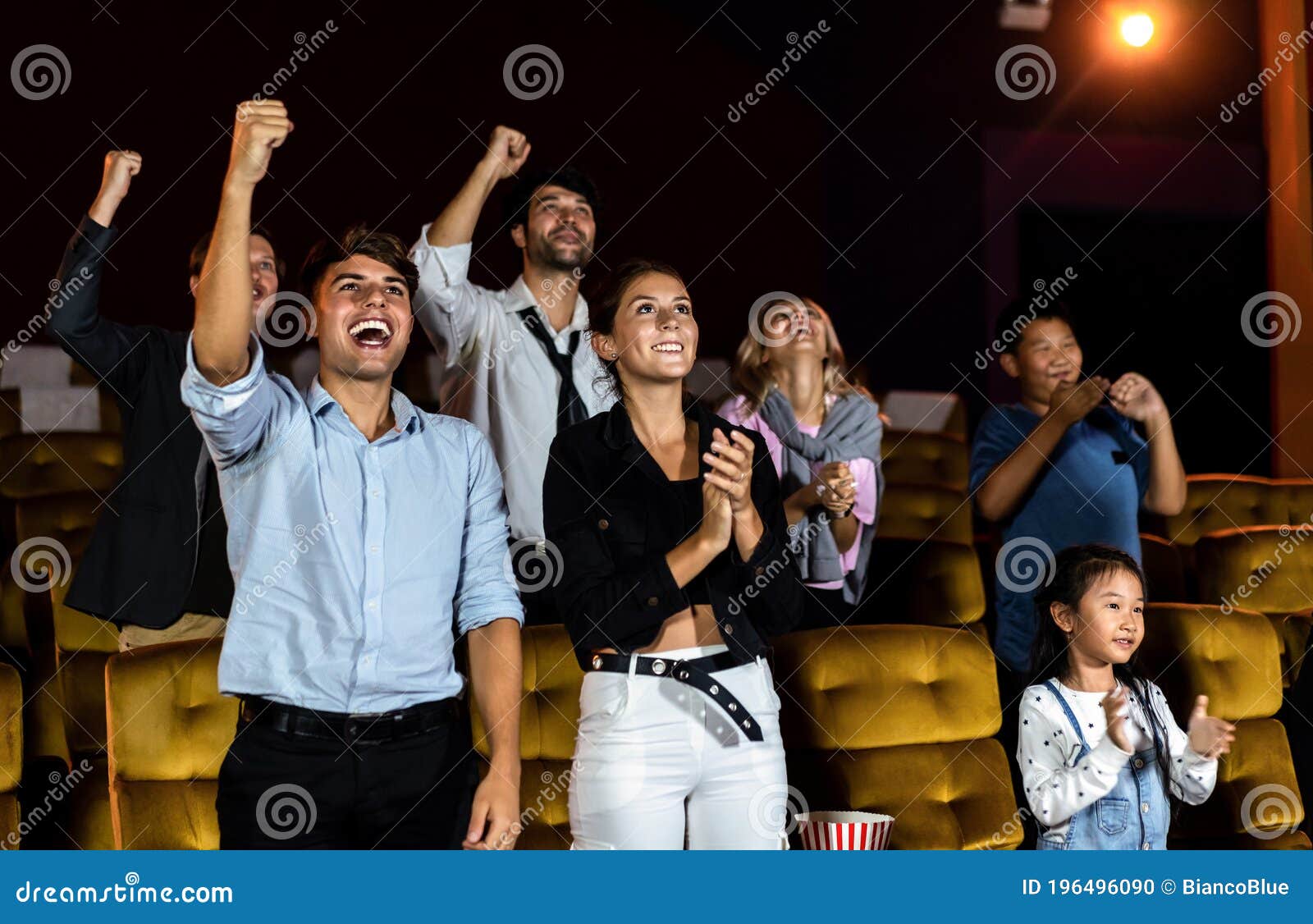 Группа кино смотреть аудитории счастливый в театре. Стоковое Фото - изображение насчитывающей счастье, мозоль: 196496090