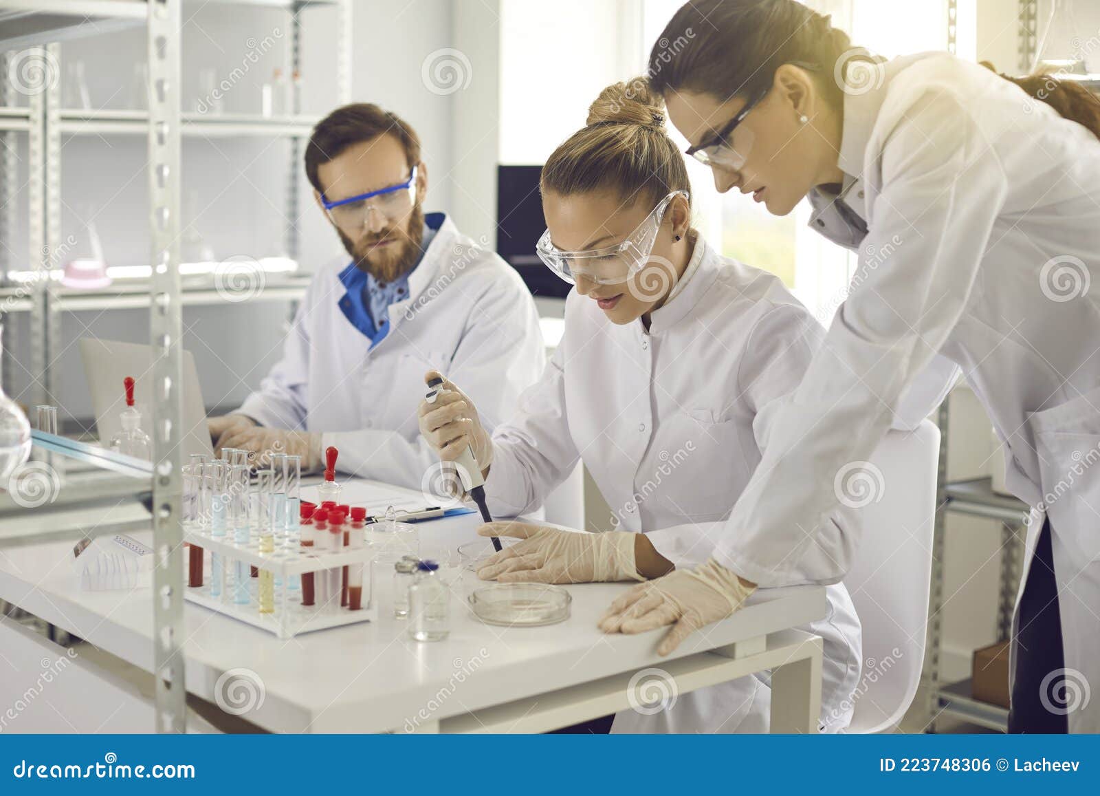 Группа ученых проводит его. Человек в лаборатории. Группа ученых в лаборатории. Медицинская биотехнология. Группа ученых картинки.