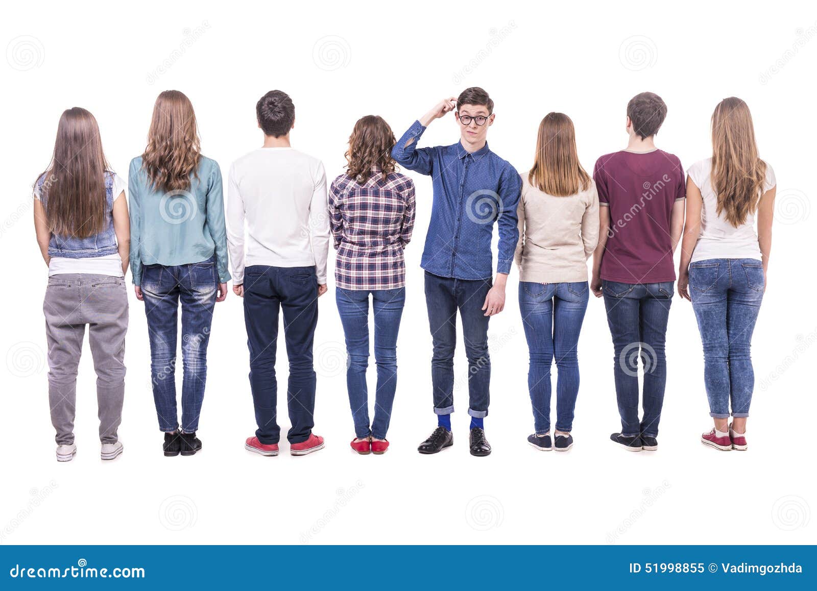 Подростки стоят. Подросток стоит спиной. Люди стоящие спиной к зрителю. Человек подросток стоит.