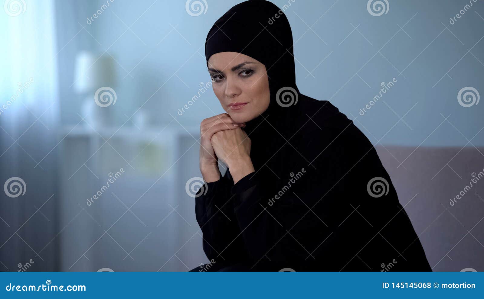 Грустный арабский грустный. Арабские женщины в жизни. Женщина в хиджабе сидит. Грустная арабка. Мусульманка девушка расстроена.