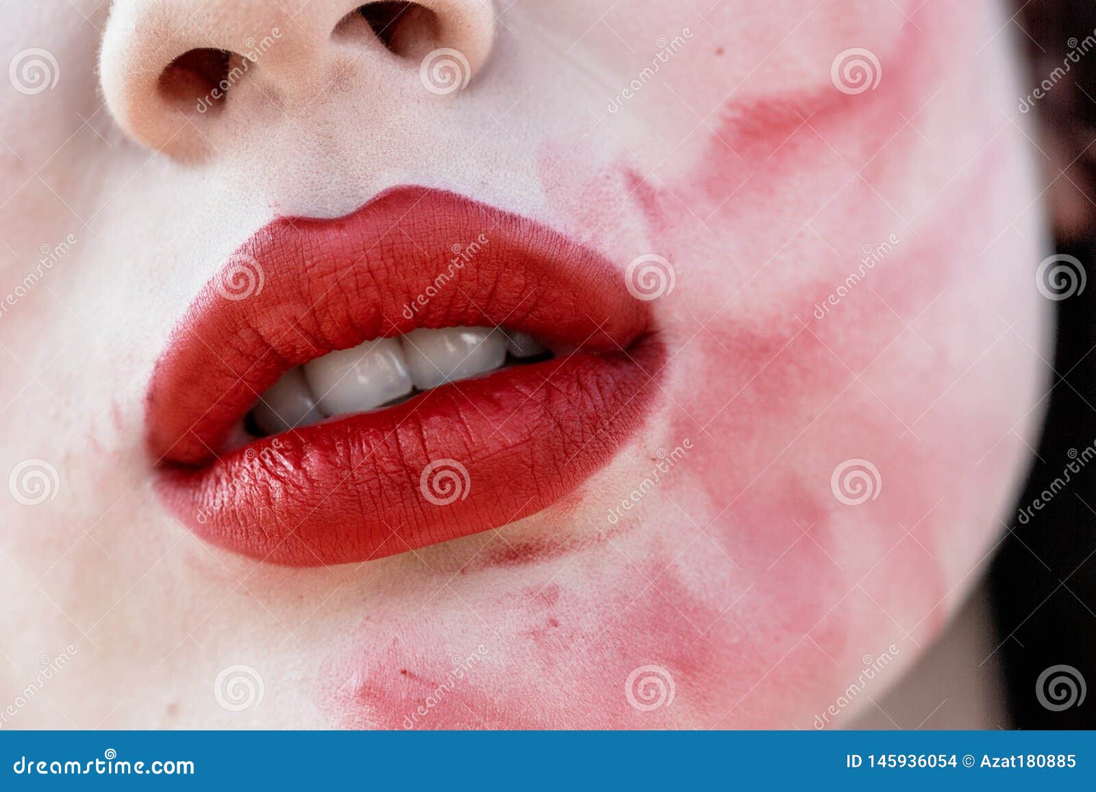 Текст губы в помаде размазаны. Девушка с размазанной помадой.