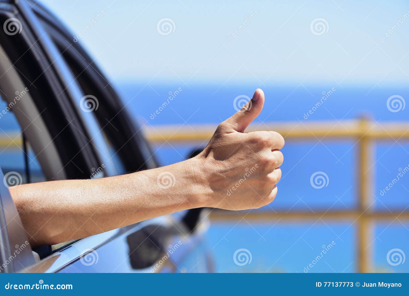 Можно достать рукой. Высунул руку из окна машины. Высунутая рука в окно автомобиля. Палец вверх из машины. Вытянутая рука из окна автомобиля.