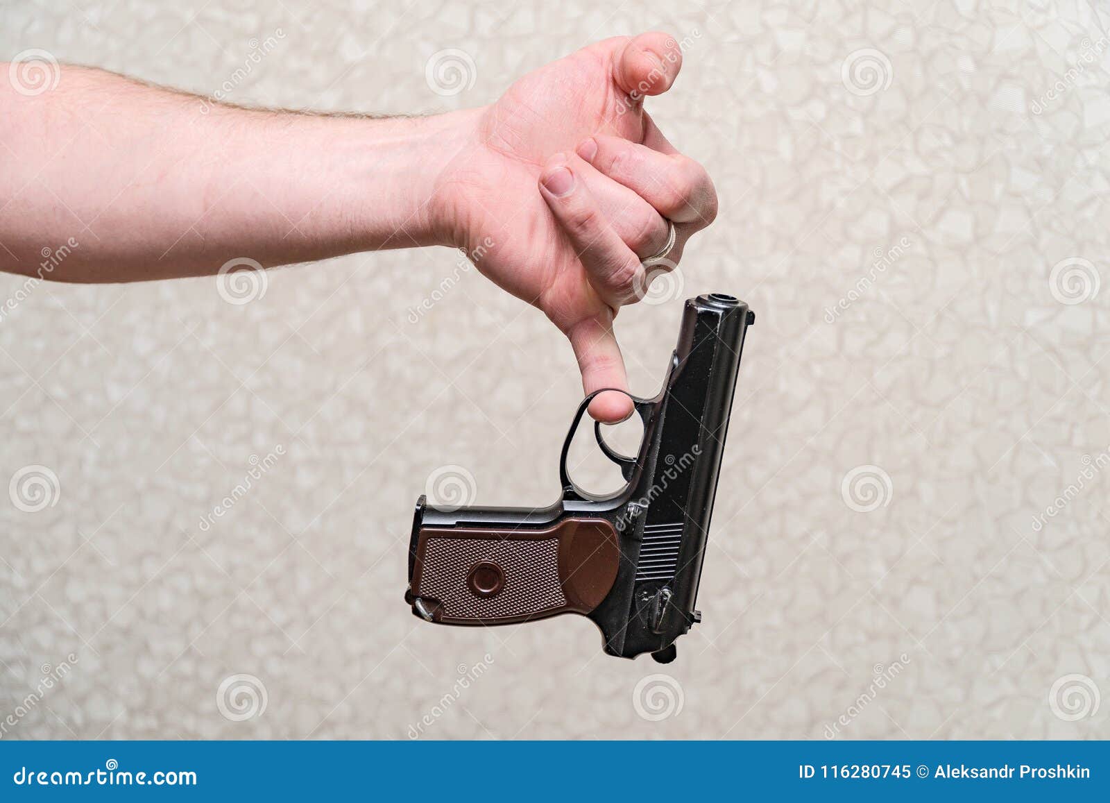 Его можно держать и заставлять вращаться пальцами. Рука с пистолетом. Револьвер в руке. Револьвер на пальце.