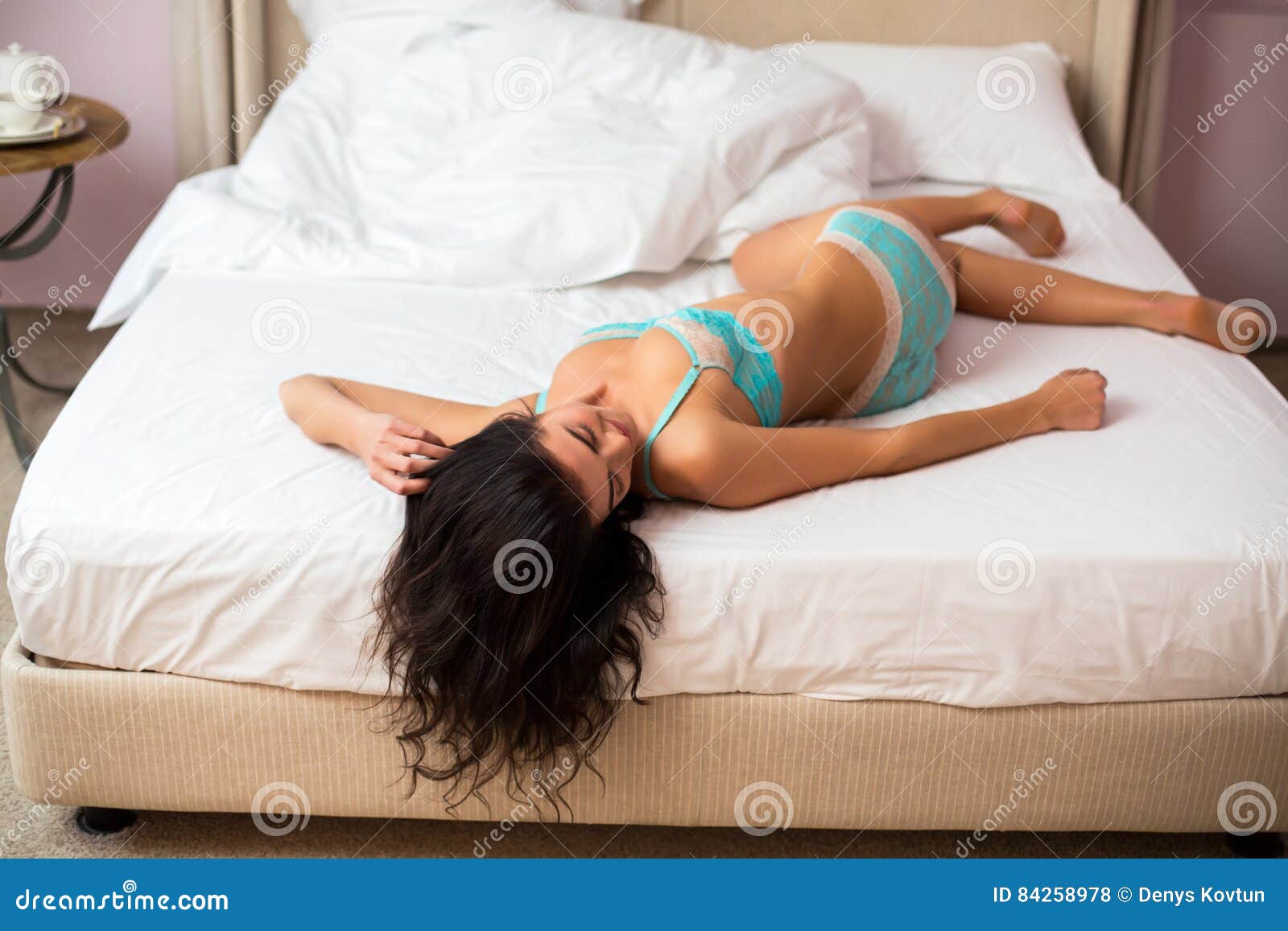 Бедра в постели. Девушка развалилась на кровати. Девушка с длинными волосами в постели. Бедра лежа на кровати. Женская спина лежа в постели.