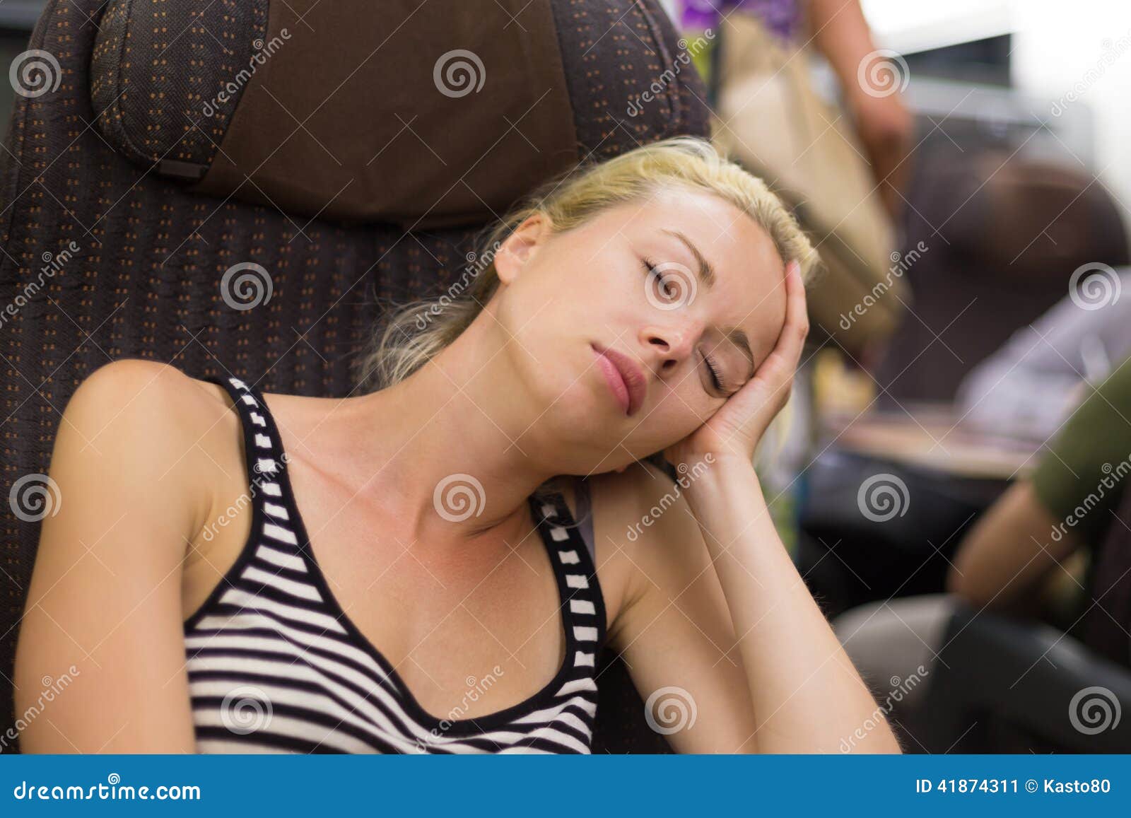 Терпящий пассажиры дремлют. Девушка дремлет в поезде. Девушка поезд блондинка. Дремлет в электричке. Женщины подремали в автобусе.