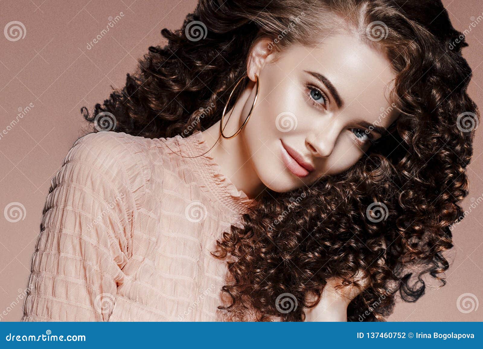 Dama Stilya Prichesok Zhenshiny Vyushiesya Volosy S Dlinnymi Volosami Bryuneta Stokovoe Foto Izobrazhenie Naschityvayushej Prichesok Dama 137460752