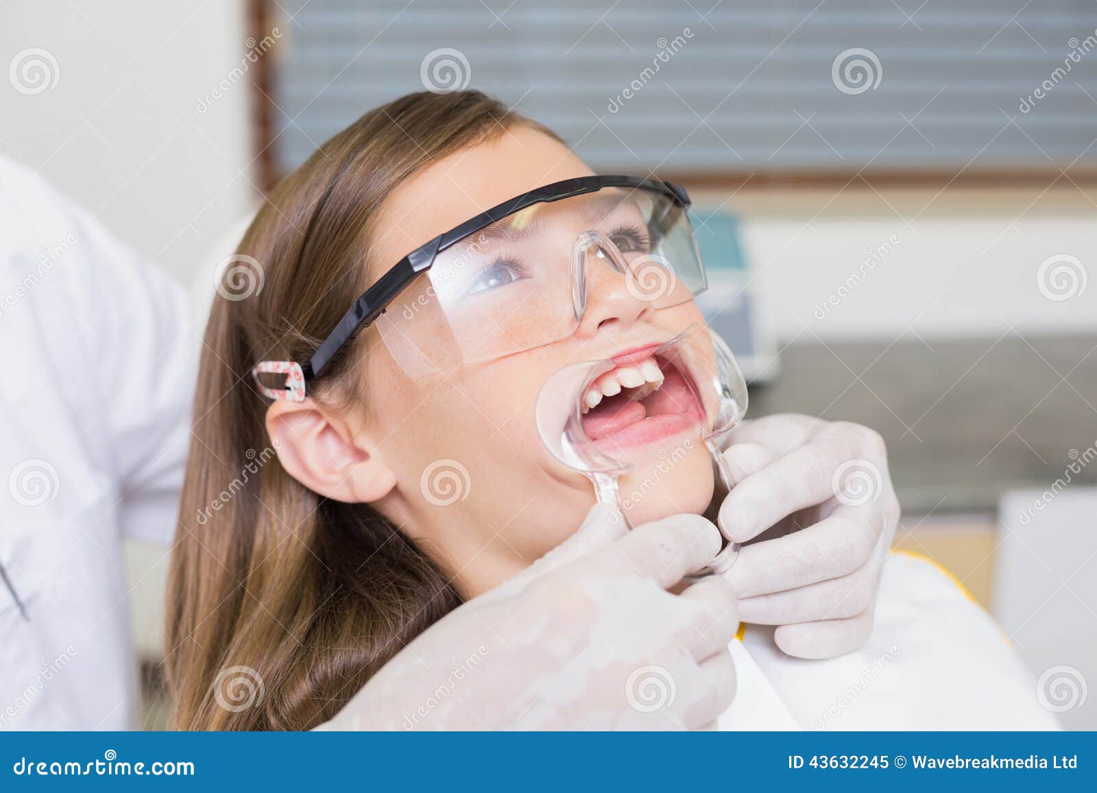 Время закрытия рта. У стоматолога с открытым ртом. Расширитель рта для брекетов.