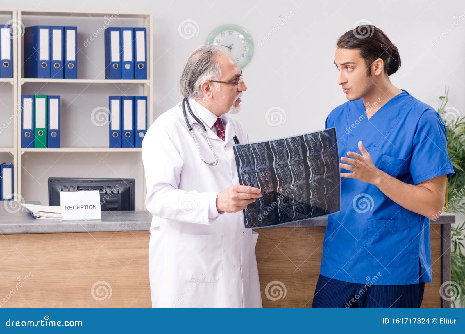 Врач 2 уровень. Фото два врача беседуют. Два врача разговаривают. 2 Врача. Два врача общаются.