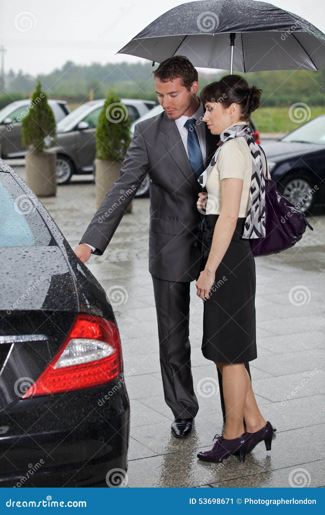 Мужчина открывает машину. Парень открывает дверь машины. Мужчина открывает дверь. Мужчина открывает дверь машины перед женщиной. Девушка открывает дверь мужчине.