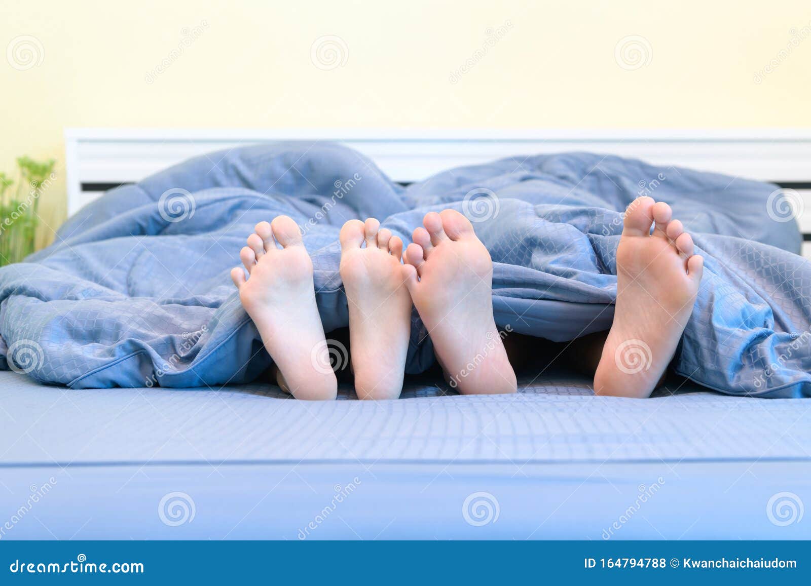 Под одеялом сестренкой. Пятки девочек на кровати. Ноги под одеялом. Пятки мальчиков. Пятки из под одеяла.