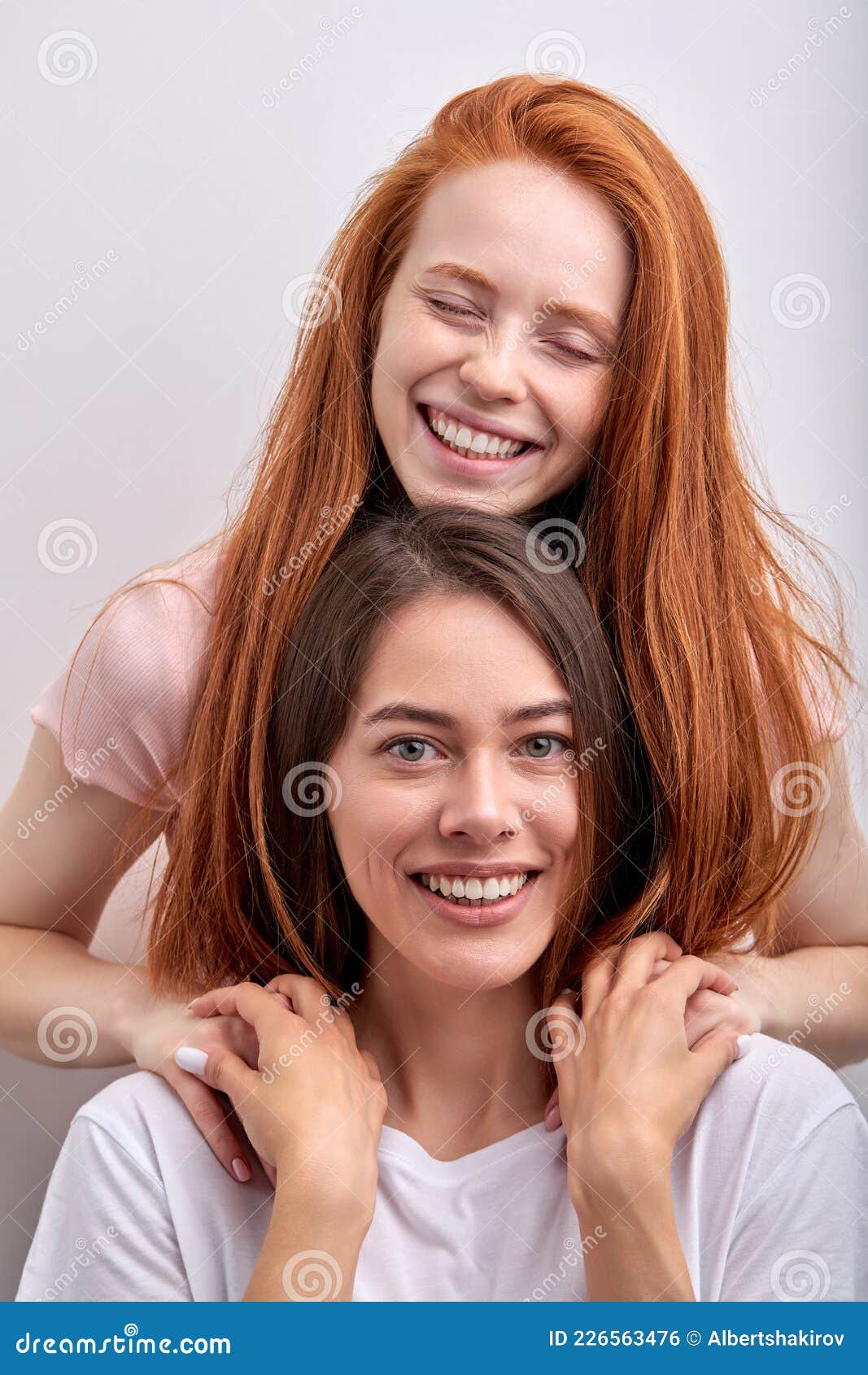 две разношерстные женщины-лесбиянки, обнимающиеся на камеру Стоковое Фото - изображение насчитывающей лесбиянок, рука: 226563476