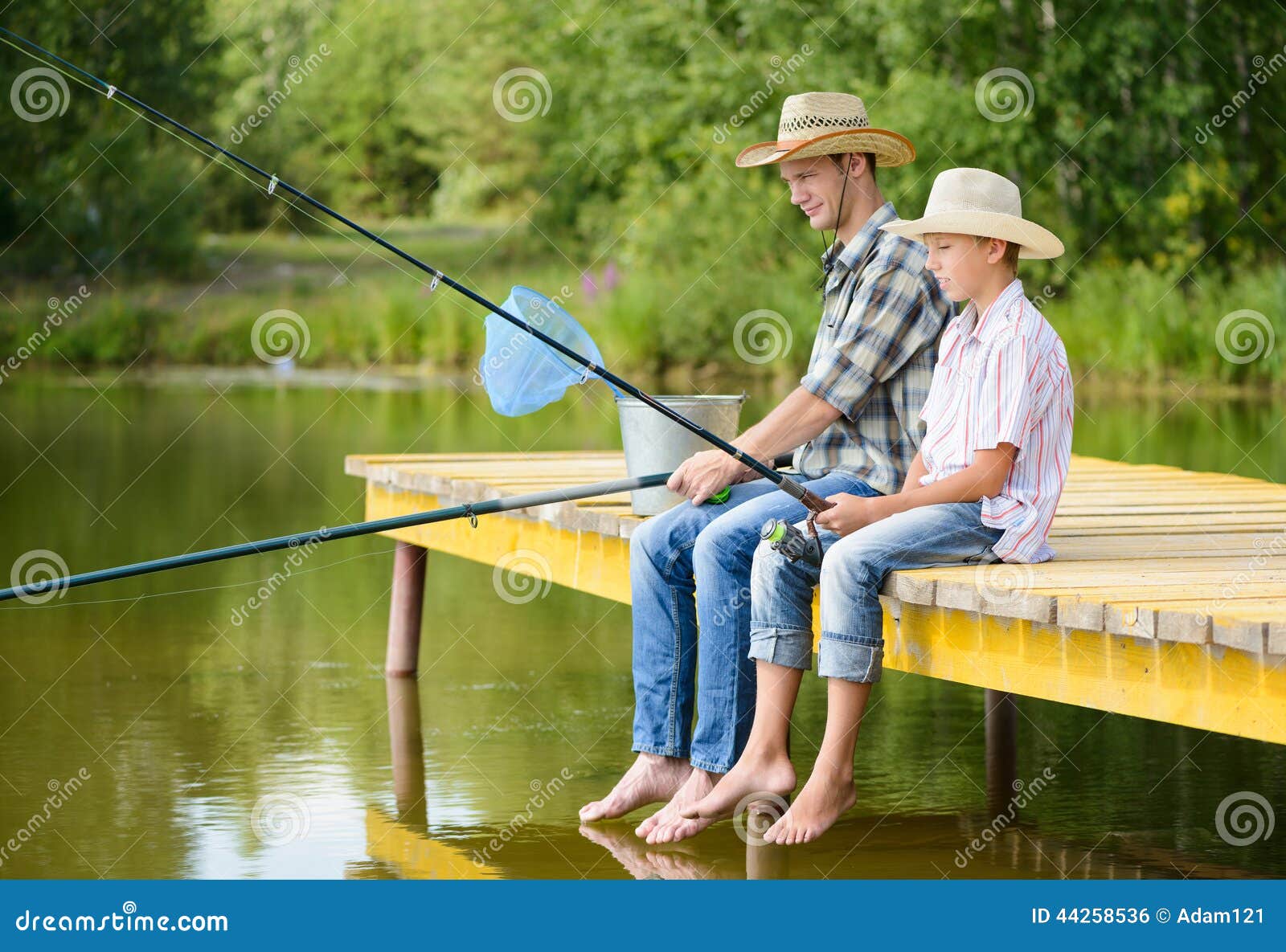 Рыбачим с моста. Мостик рыбака. Мальчик ловит рыбу с мостика. Девушка рыбачит на мостике. Фото на мостике рыбачат.