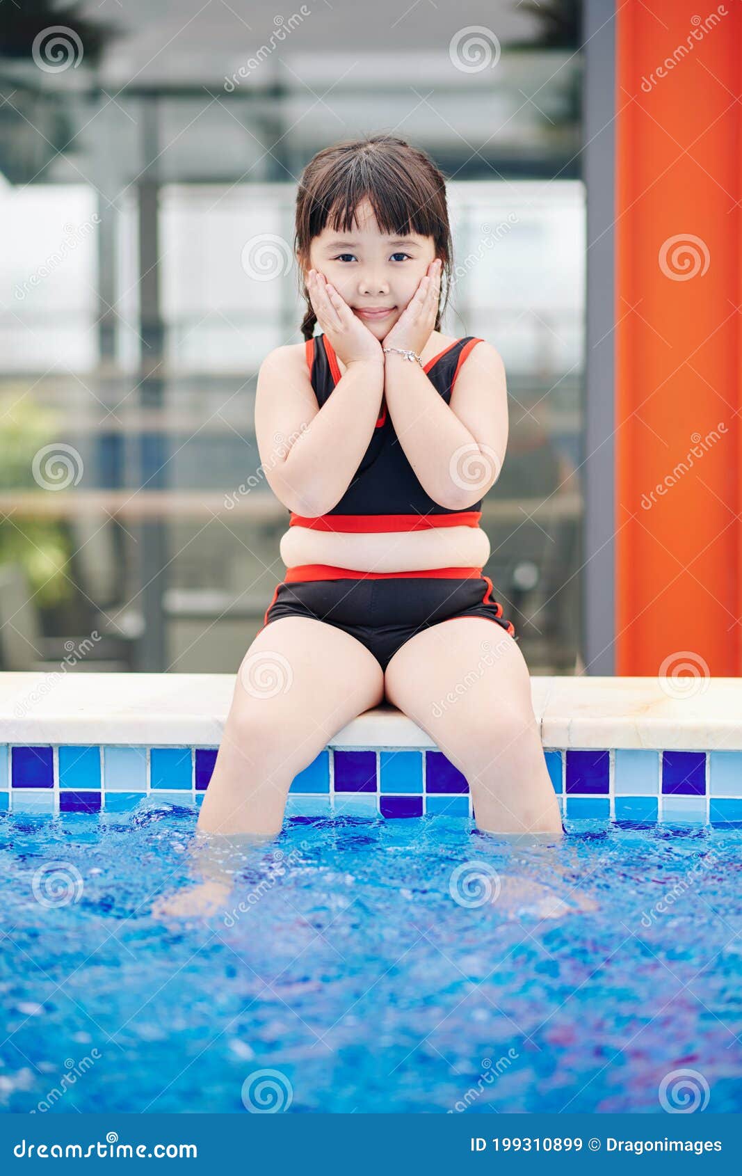 Красивая девочка в бассейне