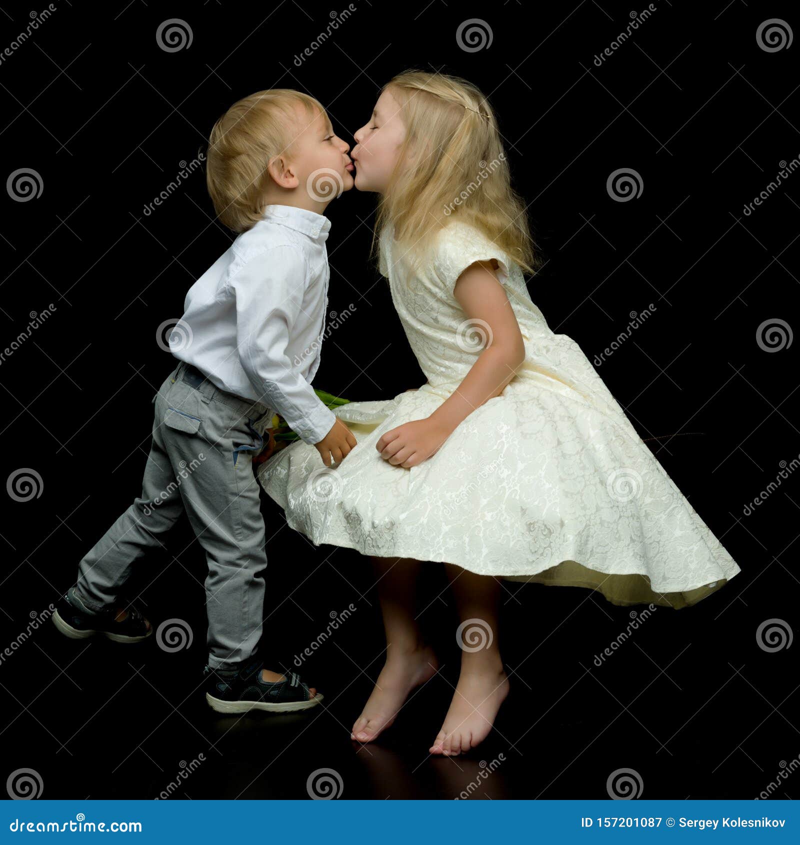 Покажи девочки мальчики поцелуют. Мальчик целует девочку. Поцелуй мальчика и девочки 10 лет. Мальчик целует мальчика. Поцелуй мальчика и девочки 12 лет.