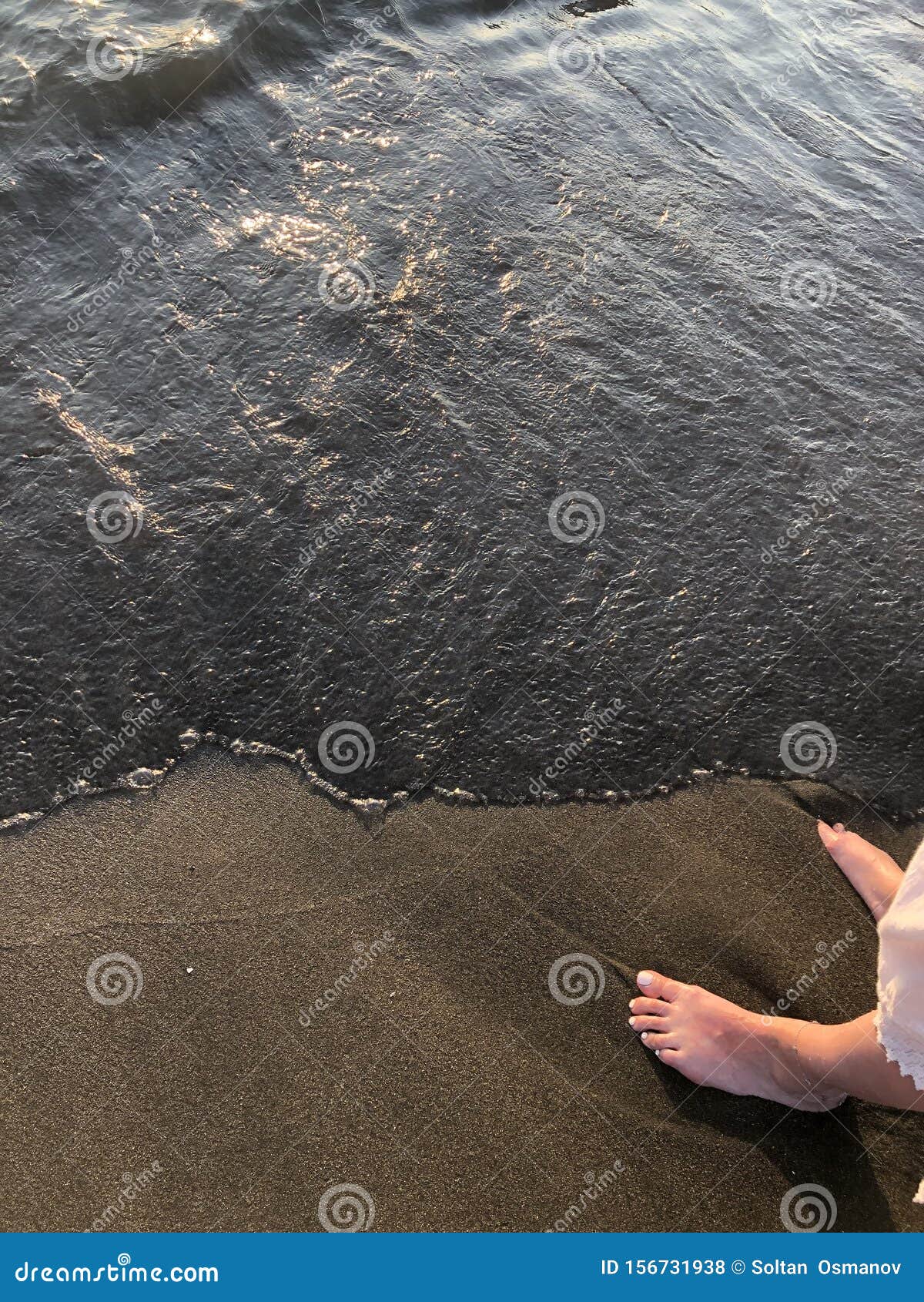 Натуристы маленькие ню Девочка на пляже. Голые ноги и черные волны. Черное море. Стоковое Фото -  изображение насчитывающей гранж, здорово: 156731938