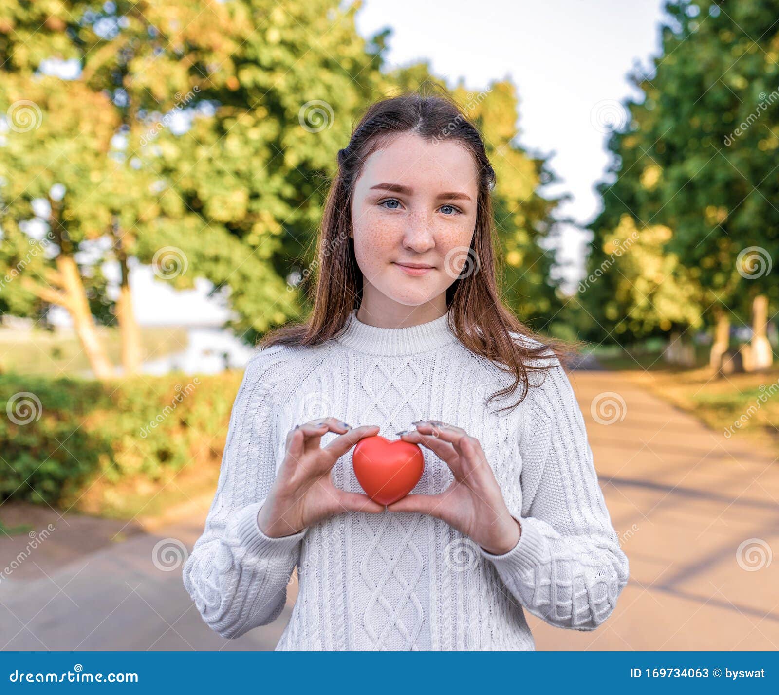  картинки девочки 12-15лет Девочка подростка 12-15 лет, летом в городе, сердце игрушки в руках,  воспитании любви подарок концепции Стоковое Изображение - изображение  насчитывающей девушка, привязанность: 169734063