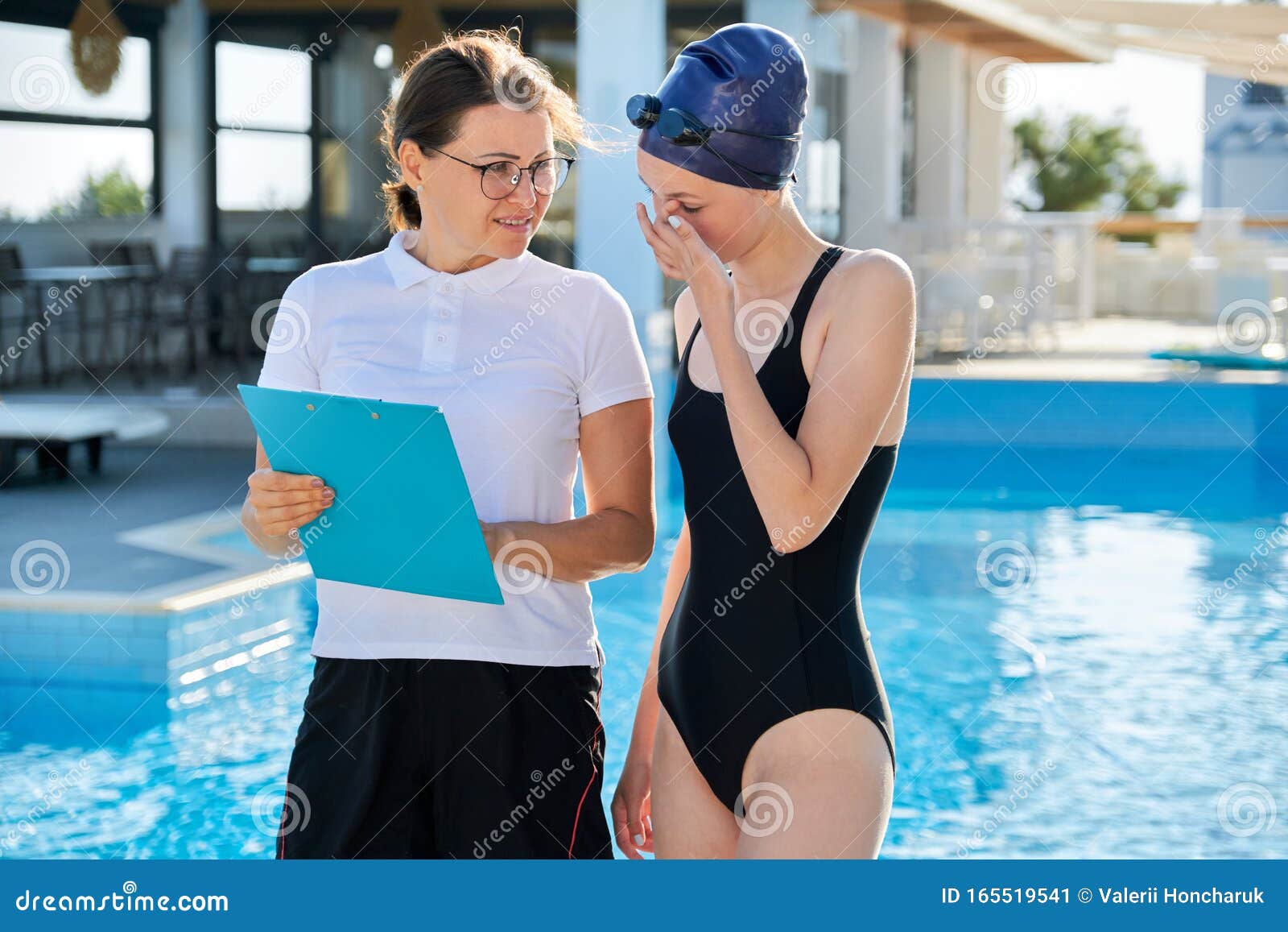 Девочка-подросток в спортивном купальнике с тренером рядом с открытым  бассейном Стоковое Изображение - изображение насчитывающей семья, учить:  165519541